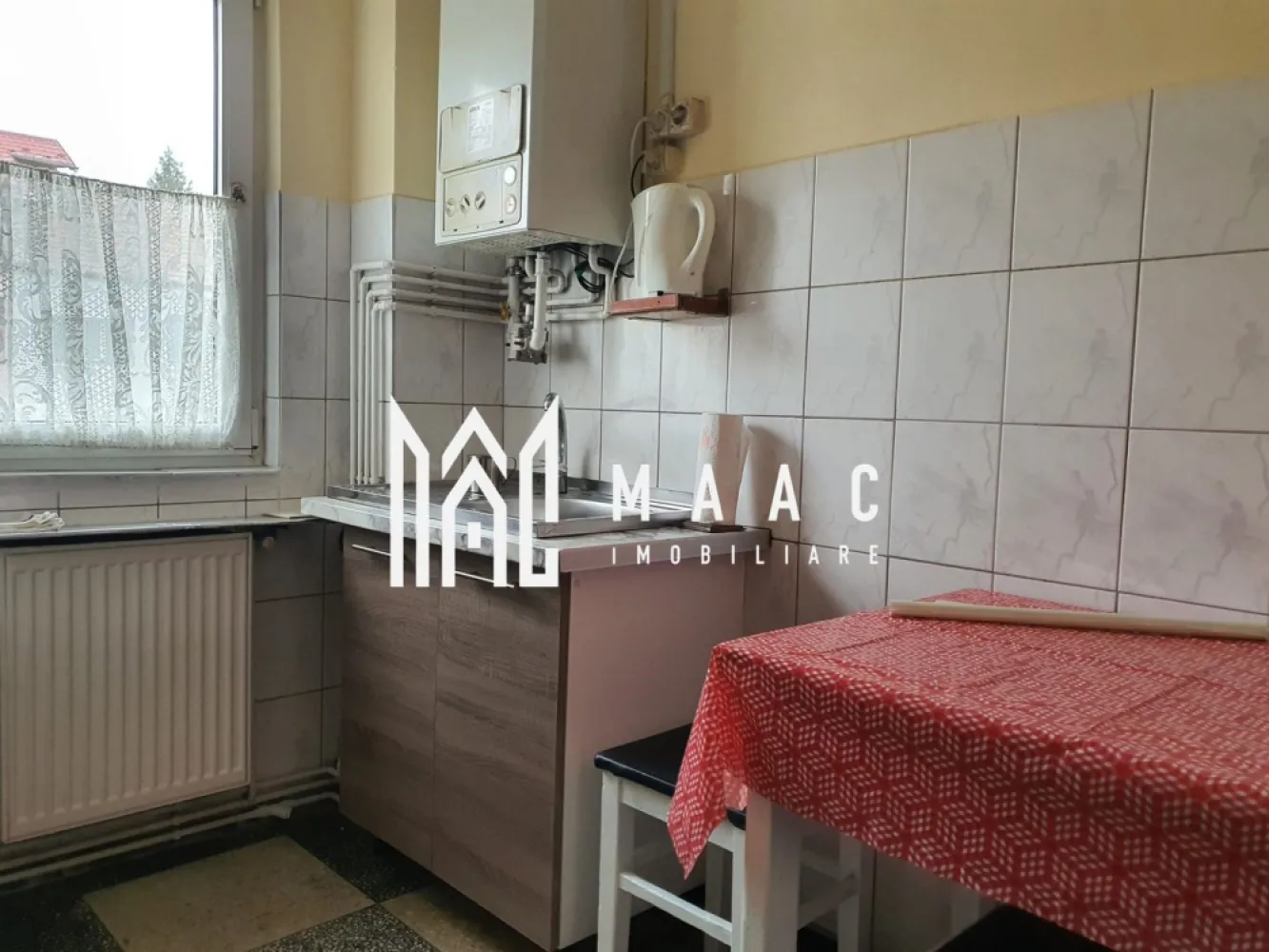 Apartament 2 camere | 48mp utili | Zona Rahovei - MAAC Imobiliare vă propune spre închiriere un apartament cu 2 camere semidecomandate, situat în zona Rahovei, retras de la strada principală, într-un cartier foarte liniștit, cu multă verdeață — ideal pentru cei care caută confort și intimitate. Detalii apartament Etaj: 4 din 5 Compartimentare: semidecomandată Balcon generos Centrală proprie Izolat atât la exterior, cât și la interior Compartimentare 2 camere semidecomandate Bucătărie închisă 2 holuri Debara Cămară Dressing Balcon spațios Dotări & finisaje Parchet din lemn lăcuit Uși din lemn lăcuite Mobilă veche, bine întreținută Centrală termică proprie Izolație exterioară și interioară Avantaje Zonă retrasă de la strada principală Foarte liniștită, cu mult spațiu verde Compartimentare practică, cu multe spații de depozitare Locație: Zona Rahovei — foarte aproape de Shopping City, Lidl, Kaufland, Mega Image, școli, mijloace de transport, dar ferit de zgomotul urban. 📞 Contactează-ne pentru mai multe detalii sau pentru a programa o vizionare, menționați CP2928921! }}