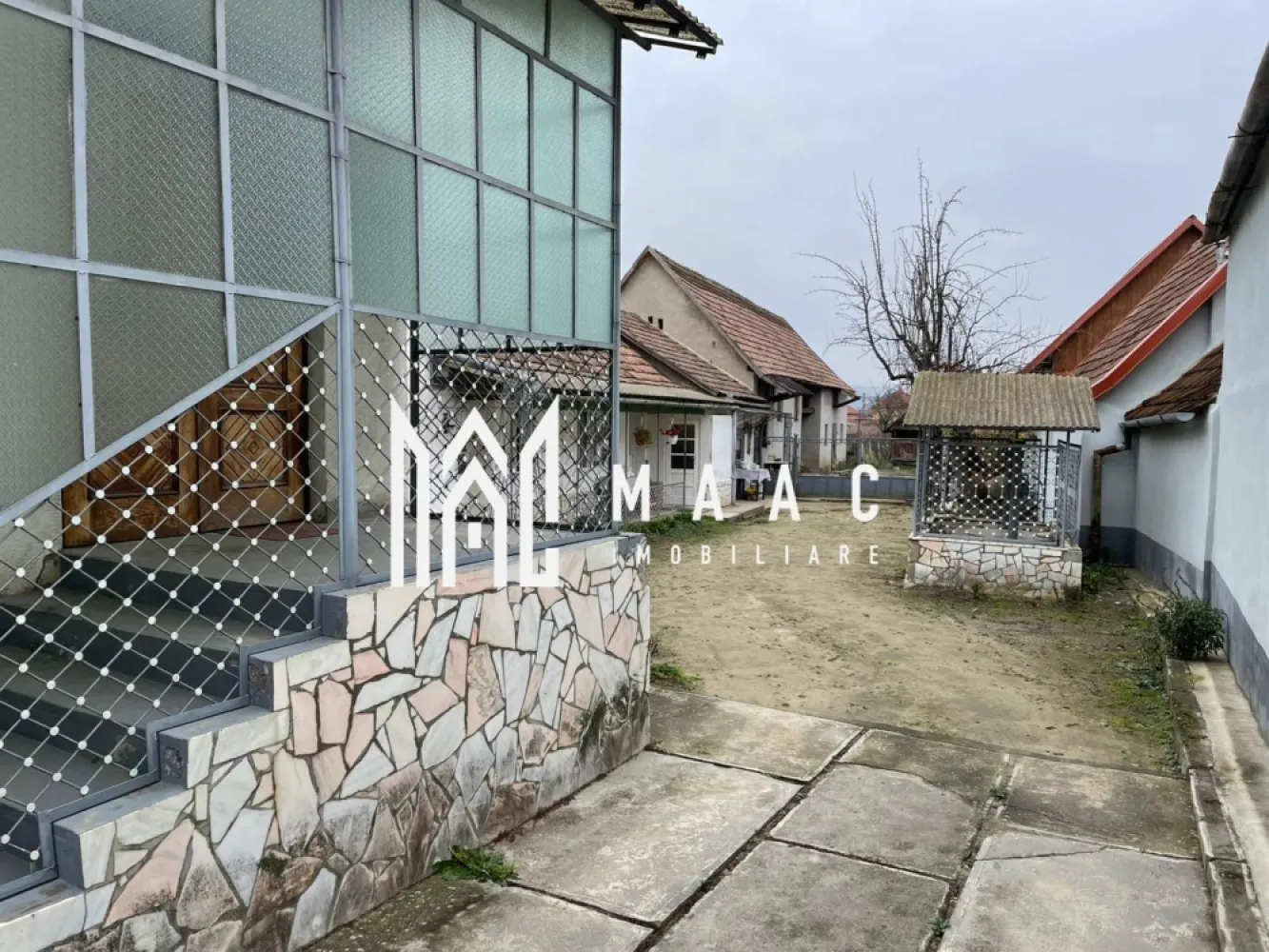 Casă I Teren de 4.500 mp I Anexe I Seica Mare - MAAC Imobiliare propune spre vânzare o proprietate deosebită situată în Șeica Mare, jud. Sibiu – ideală pentru locuire, investiție sau dezvoltare. Proprietatea se remarcă printr-un teren generos de 4.500 mp, cu deschidere la două străzi, oferind multiple posibilități de utilizare și compartimentare. O parcelă separată de 2.500 mp este complet îngrădită și dispune de poartă de acces, fiind ideală pentru grădină, livadă, spații de recreere sau extindere. Casa principală (aprox. 160 mp) este complet funcțională și bine compartimentată: 6 camere 5 dormitoare 3 bucătării 3 băi Demisol Garaj Sura și hambar din beton Toate utilitățile: apă, gaz, curent, canalizare, internet Locuința poate satisface nevoile unei familii numeroase sau poate fi adaptată pentru activități turistice, servicii, birouri sau închiriere. Pe lângă locuința principală, proprietatea include două căsuțe individuale, fiecare compusă din: o cameră o baie Acestea pot deservi funcțiuni precum locuințe pentru oaspeți, birouri separate, spații de lucru sau unități de închiriat. Avantaje majore ale proprietății: Teren amplu, cu acces pe două fronturi Construcții solide, funcționale Posibilități multiple de extindere și investiție Zonă liniștită, bine conectată Utilități complete Ideală pentru proiecte familiale, agroturistice sau dezvoltări pe termen lung Localitatea Șeica Mare este bine poziționată între Sibiu și Mediaș, cu acces facil la DN14. Zona este apreciată pentru liniște, aer curat și comunitate stabilă. Dispune de infrastructură completă și se pretează celor care caută spațiu, intimitate și potențial de dezvoltare. Pentru detalii suplimentare, consultanță sau programarea unei vizionări, va rugăm să ne contactati specificand ID: CP2851450. }}