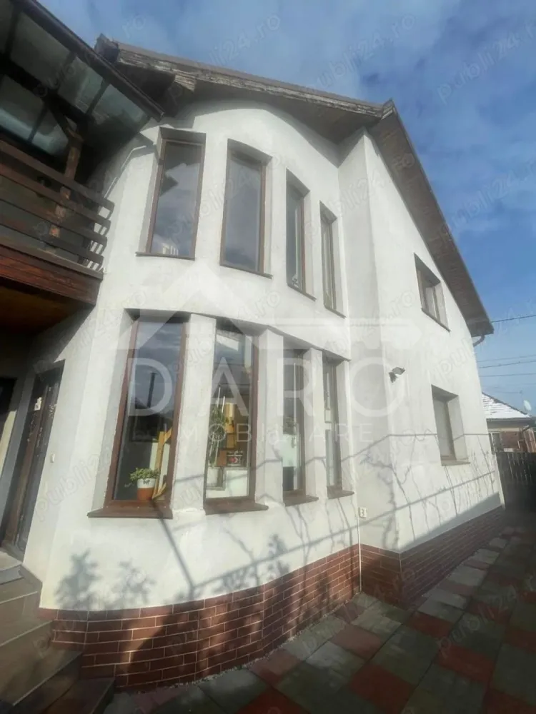 🏡 Casă individuală de vânzare – Unirii | Renovată 2022 | 315.000 € - 🏡 Casă individuală de vânzare – Unirii | Renovată 2022 | 315.000 € Se oferă spre vânzare o casă individuală situată în Târgu Mureș, cartier Unirii, pe strada Sg. Maj. Lazăr Blejnari, într-o zonă liniștită, de case, ideală pentru o familie care își dorește confort, spațiu și intimitate. 💶 Preț: 315.000 € 📐 Suprafață utilă: 146,83 mp 🌳 Teren: 324 mp (curte liberă 232 mp) 📄 Acte la zi, liberă de sarcini Compartimentare: Parter – 69,22 mp ✔ Living ✔ Bucătărie ✔ Baie ✔ Cămară ✔ Antreu + casa scării ✔ Terasă ✔ Garaj Mansardă înaltă (realizată în 2010) – 77,61 mp ✔ 3 camere ✔ Baie ✔ Debara (poate fi transformată în dressing) ✔ Hol + casa scării ✔ Terasă Curte amenajată – 232 mp: ✔ Zonă pavată + gazon ✔ Pomi și flori ✔ Bucătărie exterioară (chiuvetă + plită electrică) ✔ Cuptor din cărămidă și grătar ✔ Spațiu depozitare ✔ Sistem irigații cu hidrofor (cost zero apă pentru exterior) ✔ Garaj + baie utilată ✔ 3 locuri de parcare (2 exterior + 1 garaj) Construcție & utilități: ✔ Construcție din cărămidă, mansardă din lemn ✔ Renovare completă finisaje – 2022 ✔ Izolație exterioară și interioară ✔ Geamuri termopan ✔ Încălzire prin panouri radiante + șemineu ✔ Boiler 100 L pentru apă caldă ✔ Consum mediu energie: aprox. 1.000 lei/lună ✔ Racord apă și canalizare ✔ Gaz disponibil – proiect aprobat pentru centrală ✔ Orientare S-E – ideală pentru panouri solare Avantaje locație: 📍 Zonă liniștită, ferită de trafic 📍 Stradă asfaltată, iluminat public 📍 3 minute de Darina 📍 5 minute de Palas 📍 Stație de autobuz în apropiere 📍 Cartier de familii, foarte căutat 💎 Proprietate complet funcțională, modernizată recent, ideală pentru mutare imediată. }}