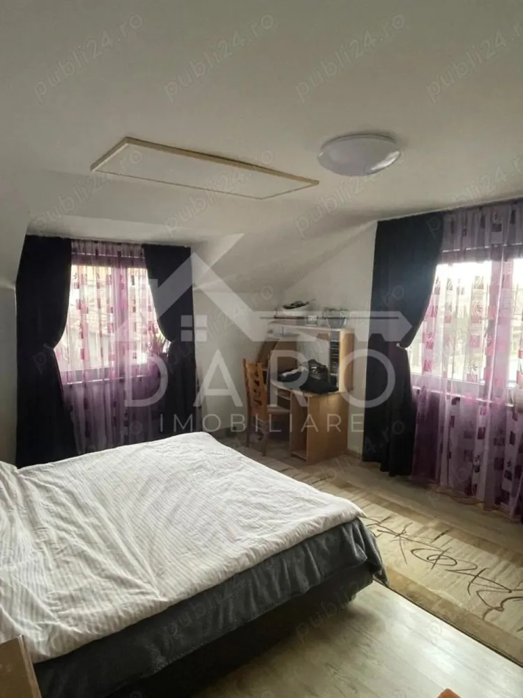 🏡 Casă individuală de vânzare – Unirii | Renovată 2022 | 315.000 € - 🏡 Casă individuală de vânzare – Unirii | Renovată 2022 | 315.000 € Se oferă spre vânzare o casă individuală situată în Târgu Mureș, cartier Unirii, pe strada Sg. Maj. Lazăr Blejnari, într-o zonă liniștită, de case, ideală pentru o familie care își dorește confort, spațiu și intimitate. 💶 Preț: 315.000 € 📐 Suprafață utilă: 146,83 mp 🌳 Teren: 324 mp (curte liberă 232 mp) 📄 Acte la zi, liberă de sarcini Compartimentare: Parter – 69,22 mp ✔ Living ✔ Bucătărie ✔ Baie ✔ Cămară ✔ Antreu + casa scării ✔ Terasă ✔ Garaj Mansardă înaltă (realizată în 2010) – 77,61 mp ✔ 3 camere ✔ Baie ✔ Debara (poate fi transformată în dressing) ✔ Hol + casa scării ✔ Terasă Curte amenajată – 232 mp: ✔ Zonă pavată + gazon ✔ Pomi și flori ✔ Bucătărie exterioară (chiuvetă + plită electrică) ✔ Cuptor din cărămidă și grătar ✔ Spațiu depozitare ✔ Sistem irigații cu hidrofor (cost zero apă pentru exterior) ✔ Garaj + baie utilată ✔ 3 locuri de parcare (2 exterior + 1 garaj) Construcție & utilități: ✔ Construcție din cărămidă, mansardă din lemn ✔ Renovare completă finisaje – 2022 ✔ Izolație exterioară și interioară ✔ Geamuri termopan ✔ Încălzire prin panouri radiante + șemineu ✔ Boiler 100 L pentru apă caldă ✔ Consum mediu energie: aprox. 1.000 lei/lună ✔ Racord apă și canalizare ✔ Gaz disponibil – proiect aprobat pentru centrală ✔ Orientare S-E – ideală pentru panouri solare Avantaje locație: 📍 Zonă liniștită, ferită de trafic 📍 Stradă asfaltată, iluminat public 📍 3 minute de Darina 📍 5 minute de Palas 📍 Stație de autobuz în apropiere 📍 Cartier de familii, foarte căutat 💎 Proprietate complet funcțională, modernizată recent, ideală pentru mutare imediată. }}