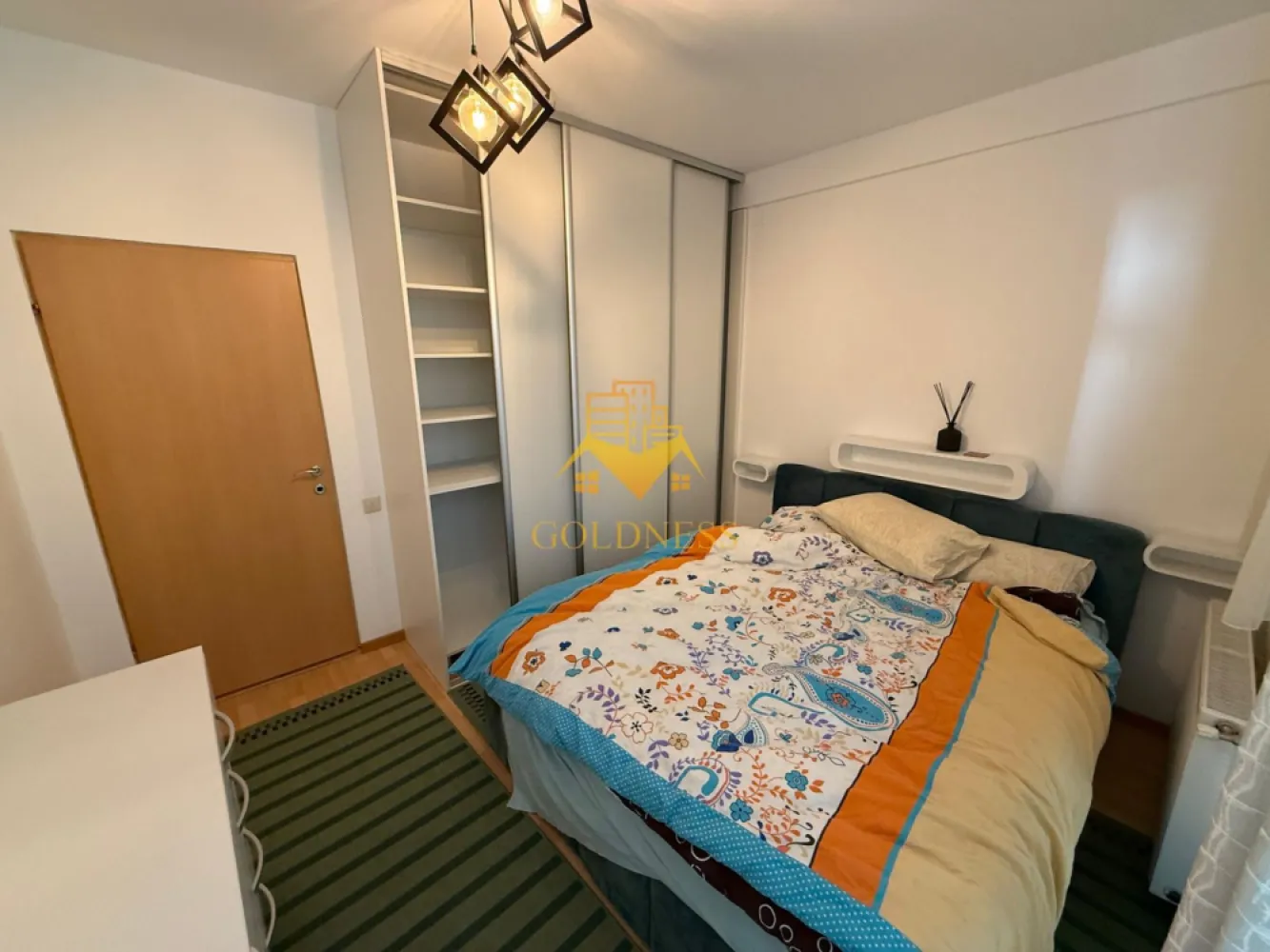 2 camere open space, balcon parcare, Buna Ziua, Lidl, Panemar - GOLDNESS Imobiliare vă propune spre închiriere un apartament cu 2 camere complet mobilat și utilat, la etajul 2 într-un imobil de 3 etaje, în Cartierul Buna Ziua. Dispune de loc de parcare! Se află în apropierea stațiilor de transport în comun, magazine, restaurante, spații verzi, farmacii, etc. Apartamentul este compartimentat astfel: - dormitor cu pat matrimonial, dressing, noptiere - living cu bucatarie open space complet utilată și mobilată, canapea extensibilă, loc de servit masa - baie cu cabina de dus, calorifer port prosop și dulap pentru depozitare. - un balcon de 2 mp si unul de 5 mp. Imobilul este dotat cu toate cele necesare- centrală proprie, frigider, aragaz, hotă, mașină de spălat haine, etc. Dacă sunteți interesați de acest apartament și doriți să îl vizionați, dar și pentru alte oferte nu ezitați să ne contactați telefonic sau prin e-mail. Vă stăm la dispoziție! Pentru intermediere se percepe un comision de 50% din prețul chiriei! }}