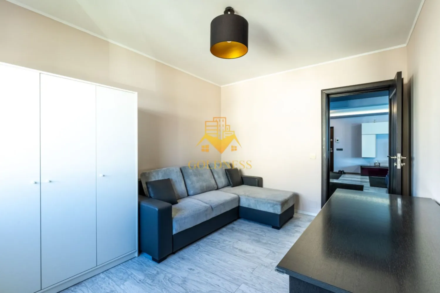 3 camere, bloc nou, parcare, 2 balcoane, Europa Eugen Ionesco, Luminia - GOLDNESS Imobiliare vă propune spre închiriere un apartament cu 3 camere complet mobilat și utilat, la etajul 2 într-un imobil de 4 etaje + M, în Cartierul Europa. Dispune de loc de parcare! Se află în apropierea stațiilor de transport în comun, magazine, restaurante, spații verzi, farmacii, etc. Apartamentul este compartimentat astfel: - dormitor cu pat matrimonial, dressing, noptiere - dormitor cu canapea extensibila, spatiu pentru depozitare, birou - living cu bucatarie open space complet utilată și mobilată, canapea extensibilă, loc de servit masa - baie cu cada, calorifer port prosop și dulap pentru depozitare. - baie de serbiciu - 2 balcoane de 5 mp. Imobilul este dotat cu toate cele necesare- centrală proprie, frigider, aragaz, hotă, mașină de spălat haine, etc. Dacă sunteți interesați de acest apartament și doriți să îl vizionați, dar și pentru alte oferte nu ezitați să ne contactați telefonic sau prin e-mail. Vă stăm la dispoziție! Pentru intermediere se percepe un comision de 50% din prețul chiriei! }}