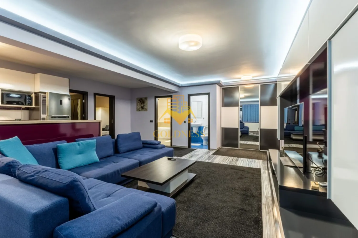 3 camere, bloc nou, parcare, 2 balcoane, Europa Eugen Ionesco, Luminia - GOLDNESS Imobiliare vă propune spre închiriere un apartament cu 3 camere complet mobilat și utilat, la etajul 2 într-un imobil de 4 etaje + M, în Cartierul Europa. Dispune de loc de parcare! Se află în apropierea stațiilor de transport în comun, magazine, restaurante, spații verzi, farmacii, etc. Apartamentul este compartimentat astfel: - dormitor cu pat matrimonial, dressing, noptiere - dormitor cu canapea extensibila, spatiu pentru depozitare, birou - living cu bucatarie open space complet utilată și mobilată, canapea extensibilă, loc de servit masa - baie cu cada, calorifer port prosop și dulap pentru depozitare. - baie de serbiciu - 2 balcoane de 5 mp. Imobilul este dotat cu toate cele necesare- centrală proprie, frigider, aragaz, hotă, mașină de spălat haine, etc. Dacă sunteți interesați de acest apartament și doriți să îl vizionați, dar și pentru alte oferte nu ezitați să ne contactați telefonic sau prin e-mail. Vă stăm la dispoziție! Pentru intermediere se percepe un comision de 50% din prețul chiriei! }}