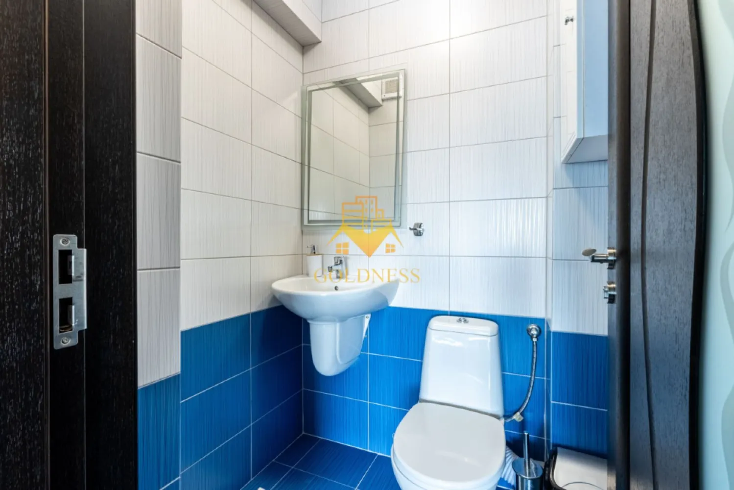 3 camere, bloc nou, parcare, 2 balcoane, Europa Eugen Ionesco, Luminia - GOLDNESS Imobiliare vă propune spre închiriere un apartament cu 3 camere complet mobilat și utilat, la etajul 2 într-un imobil de 4 etaje + M, în Cartierul Europa. Dispune de loc de parcare! Se află în apropierea stațiilor de transport în comun, magazine, restaurante, spații verzi, farmacii, etc. Apartamentul este compartimentat astfel: - dormitor cu pat matrimonial, dressing, noptiere - dormitor cu canapea extensibila, spatiu pentru depozitare, birou - living cu bucatarie open space complet utilată și mobilată, canapea extensibilă, loc de servit masa - baie cu cada, calorifer port prosop și dulap pentru depozitare. - baie de serbiciu - 2 balcoane de 5 mp. Imobilul este dotat cu toate cele necesare- centrală proprie, frigider, aragaz, hotă, mașină de spălat haine, etc. Dacă sunteți interesați de acest apartament și doriți să îl vizionați, dar și pentru alte oferte nu ezitați să ne contactați telefonic sau prin e-mail. Vă stăm la dispoziție! Pentru intermediere se percepe un comision de 50% din prețul chiriei! }}