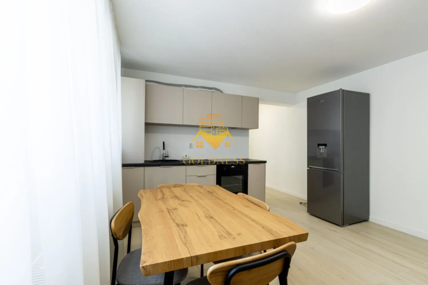 2 camere, modern, Zorilor zona Observatorului, Spitalu de Recuperare - GOLDNESS Imobiliare vă propune spre închiriere un apartament cu 2 camere complet mobilat și utilat, la demisol într-un imobil de 4 etaje, în Cartierul . Posibilitate de parcare in zona ! Se află în apropierea stațiilor de transport în comun, magazine, restaurante, spații verzi, farmacii, etc. Apartamentul este compartimentat astfel: - dormitor cu pat, dulap pentru haine, noptiere - living cu bucatarie open space complet utilată, canapea extensibilă, loc de servit masa - baie cu cada, calorifer port prosop și dulap pentru depozitare. Imobilul este dotat cu toate cele necesare- centrală proprie, mașină de spălat haine, frigider, plită electrică, hotă, etc. Dacă sunteți interesați de acest apartament și doriți să îl vizionați, dar și pentru alte oferte nu ezitați să ne contactați telefonic sau prin e-mail. Vă stăm la dispoziție! Pentru intermediere se percepe un comision de 75% din prețul chiriei! }}