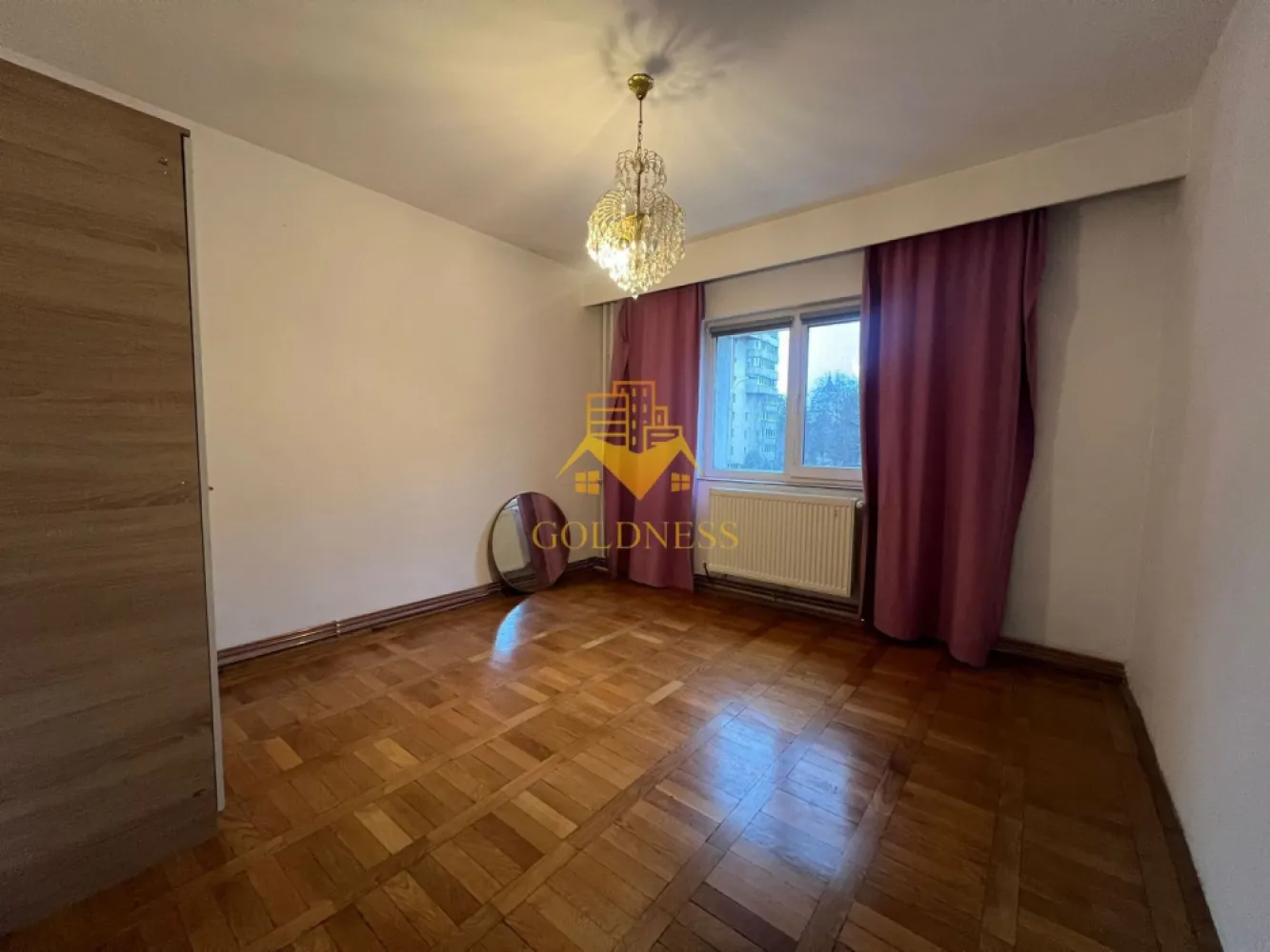 3 camere, decomandate, Manastur Zona Calvaria, Calea Floresti, 18 GYM - GOLDNESS Imobiliare vă propune spre închiriere un apartament cu 3 camere decomandate, complet mobilat și utilat, situat la etajul 2 al unui imobil cu 8 etaje, în cartierul Mănăștur. Există posibilitate de parcare în zonă. Apartamentul se află în apropierea stațiilor de transport în comun, magazinelor, restaurantelor, spațiilor verzi, farmaciilor etc. Compartimentare: • 3 dormitoare decomandate, complet mobilate • Bucătărie complet mobilată și utilată • Baie principală cu cadă, calorifer port-prosop și dulap pentru depozitare • Baie de serviciu • 2 balcoane de 6 mp Imobilul este dotat cu toate cele necesare: centrală termică proprie, frigider, aragaz, hotă, mașină de spălat rufe etc. Dacă sunteți interesați de acest apartament și doriți să îl vizionați, precum și pentru alte oferte, nu ezitați să ne contactați telefonic sau prin e-mail. Vă stăm la dispoziție! 👉 Pentru intermediere se percepe un comision de 50% din prețul chiriei. }}