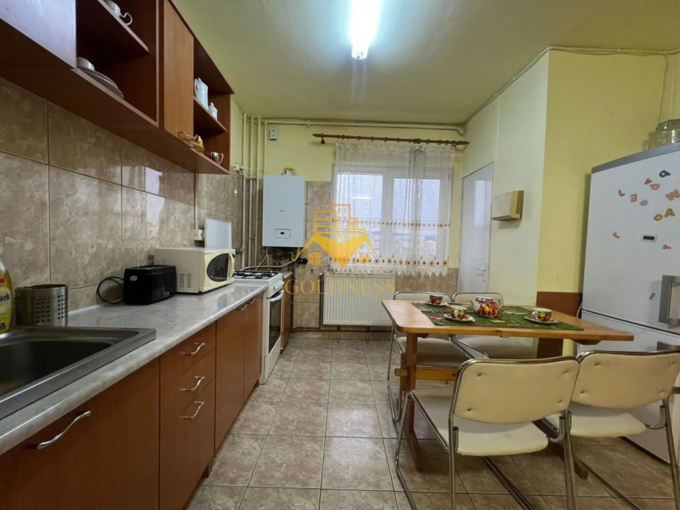 3 camere, decomandate, Manastur Zona Calvaria, Calea Floresti, 18 GYM - GOLDNESS Imobiliare vă propune spre închiriere un apartament cu 3 camere decomandate, complet mobilat și utilat, situat la etajul 2 al unui imobil cu 8 etaje, în cartierul Mănăștur. Există posibilitate de parcare în zonă. Apartamentul se află în apropierea stațiilor de transport în comun, magazinelor, restaurantelor, spațiilor verzi, farmaciilor etc. Compartimentare: • 3 dormitoare decomandate, complet mobilate • Bucătărie complet mobilată și utilată • Baie principală cu cadă, calorifer port-prosop și dulap pentru depozitare • Baie de serviciu • 2 balcoane de 6 mp Imobilul este dotat cu toate cele necesare: centrală termică proprie, frigider, aragaz, hotă, mașină de spălat rufe etc. Dacă sunteți interesați de acest apartament și doriți să îl vizionați, precum și pentru alte oferte, nu ezitați să ne contactați telefonic sau prin e-mail. Vă stăm la dispoziție! 👉 Pentru intermediere se percepe un comision de 50% din prețul chiriei. }}