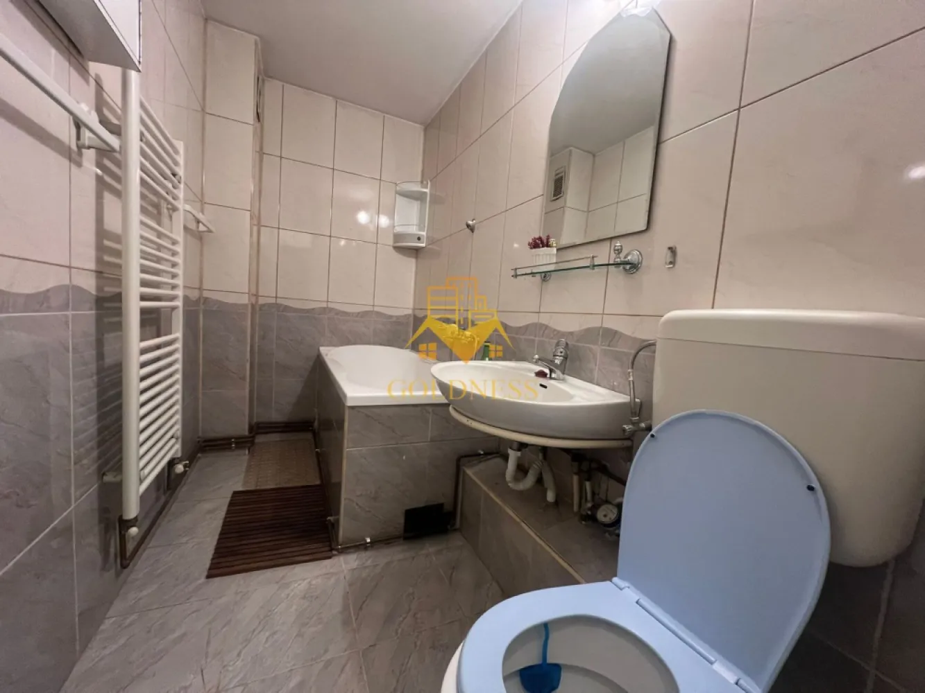 3 camere, decomandate, Manastur Zona Calvaria, Calea Floresti, 18 GYM - GOLDNESS Imobiliare vă propune spre închiriere un apartament cu 3 camere decomandate, complet mobilat și utilat, situat la etajul 2 al unui imobil cu 8 etaje, în cartierul Mănăștur. Există posibilitate de parcare în zonă. Apartamentul se află în apropierea stațiilor de transport în comun, magazinelor, restaurantelor, spațiilor verzi, farmaciilor etc. Compartimentare: • 3 dormitoare decomandate, complet mobilate • Bucătărie complet mobilată și utilată • Baie principală cu cadă, calorifer port-prosop și dulap pentru depozitare • Baie de serviciu • 2 balcoane de 6 mp Imobilul este dotat cu toate cele necesare: centrală termică proprie, frigider, aragaz, hotă, mașină de spălat rufe etc. Dacă sunteți interesați de acest apartament și doriți să îl vizionați, precum și pentru alte oferte, nu ezitați să ne contactați telefonic sau prin e-mail. Vă stăm la dispoziție! 👉 Pentru intermediere se percepe un comision de 50% din prețul chiriei. }}