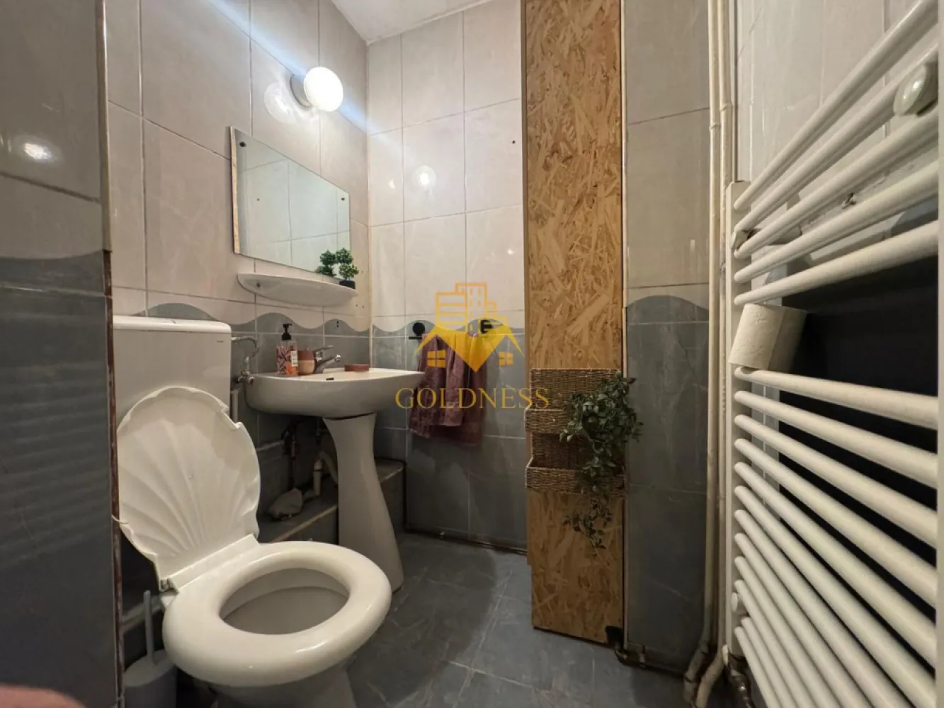 3 camere, decomandate, Manastur Zona Calvaria, Calea Floresti, 18 GYM - GOLDNESS Imobiliare vă propune spre închiriere un apartament cu 3 camere decomandate, complet mobilat și utilat, situat la etajul 2 al unui imobil cu 8 etaje, în cartierul Mănăștur. Există posibilitate de parcare în zonă. Apartamentul se află în apropierea stațiilor de transport în comun, magazinelor, restaurantelor, spațiilor verzi, farmaciilor etc. Compartimentare: • 3 dormitoare decomandate, complet mobilate • Bucătărie complet mobilată și utilată • Baie principală cu cadă, calorifer port-prosop și dulap pentru depozitare • Baie de serviciu • 2 balcoane de 6 mp Imobilul este dotat cu toate cele necesare: centrală termică proprie, frigider, aragaz, hotă, mașină de spălat rufe etc. Dacă sunteți interesați de acest apartament și doriți să îl vizionați, precum și pentru alte oferte, nu ezitați să ne contactați telefonic sau prin e-mail. Vă stăm la dispoziție! 👉 Pentru intermediere se percepe un comision de 50% din prețul chiriei. }}