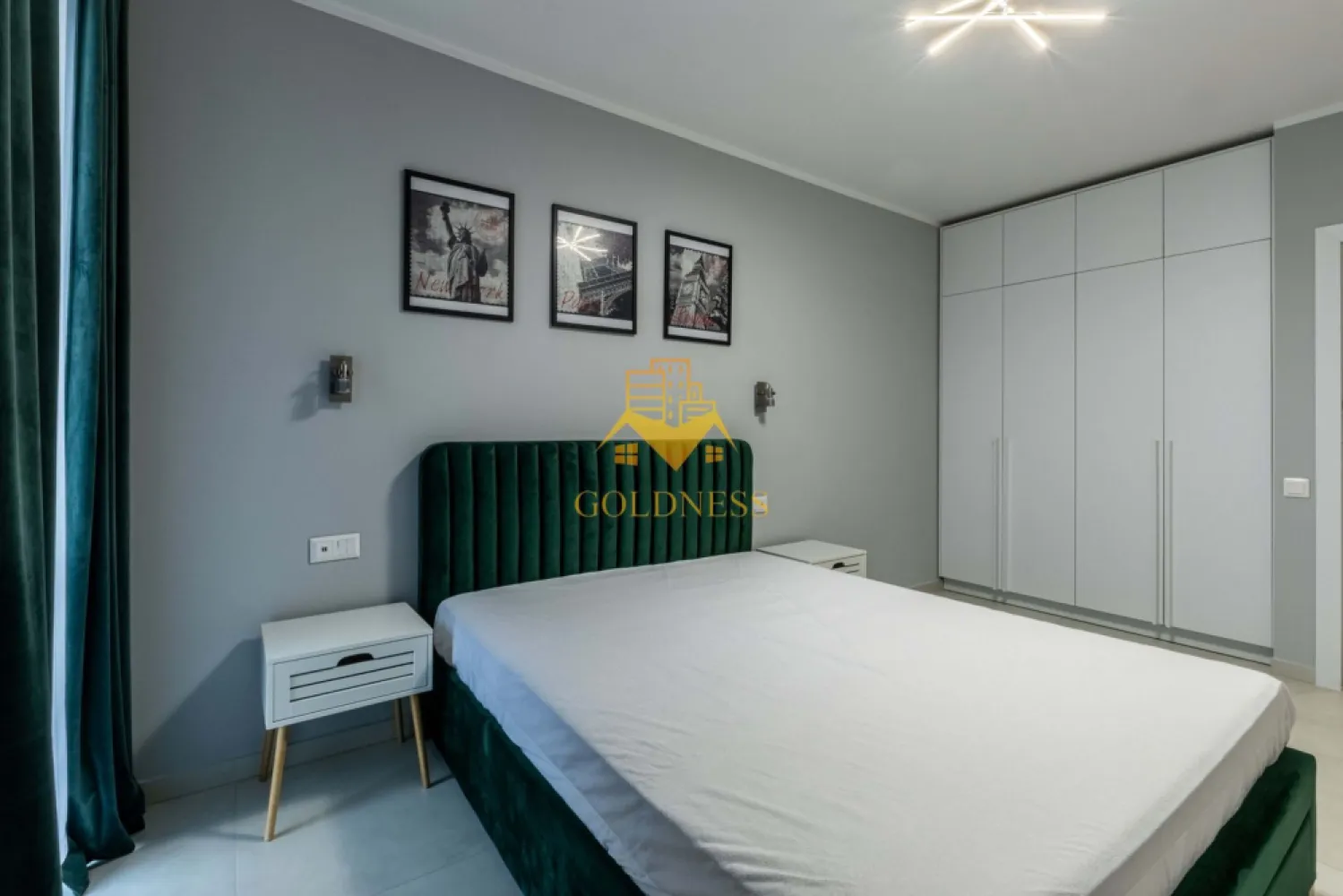 2 camere, garaj, bloc nou, Zorilor zona Golden Tulip,LIDL, Frunzisului - GOLDNESS Imobiliare vă propune spre închiriere un apartament cu 2 camere complet mobilat și utilat, la etajul 2 într-un imobil de 14 etaje, în Cartierul Zoriloir. Dispune de loc de parcare subterana! Se află în apropierea stațiilor de transport în comun, magazine, restaurante, spații verzi, farmacii, etc. Apartamentul este compartimentat astfel: - dormitor cu pat matrimonial, dulap pentru haine, noptiere - living cu bucatarie open space complet utilată și mobilată, canapea extensibilă, loc de servit masa - baie cu cabina de dus, calorifer port prosop și dulap pentru depozitare. - terasa de 12 mp. Imobilul este dotat cu toate cele necesare- centrală proprie, frigider, aragaz, hotă, mașină de spălat haine, etc. Dacă sunteți interesați de acest apartament și doriți să îl vizionați, dar și pentru alte oferte nu ezitați să ne contactați telefonic sau prin e-mail. Vă stăm la dispoziție! Pentru intermediere se percepe un comision de 50% din prețul chiriei! }}