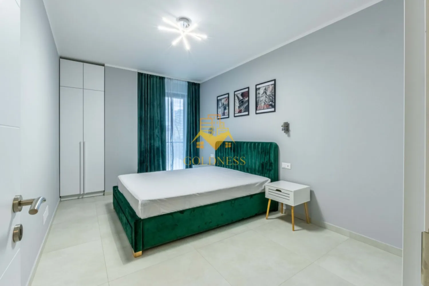 2 camere, garaj, bloc nou, Zorilor zona Golden Tulip,LIDL, Frunzisului - GOLDNESS Imobiliare vă propune spre închiriere un apartament cu 2 camere complet mobilat și utilat, la etajul 2 într-un imobil de 14 etaje, în Cartierul Zoriloir. Dispune de loc de parcare subterana! Se află în apropierea stațiilor de transport în comun, magazine, restaurante, spații verzi, farmacii, etc. Apartamentul este compartimentat astfel: - dormitor cu pat matrimonial, dulap pentru haine, noptiere - living cu bucatarie open space complet utilată și mobilată, canapea extensibilă, loc de servit masa - baie cu cabina de dus, calorifer port prosop și dulap pentru depozitare. - terasa de 12 mp. Imobilul este dotat cu toate cele necesare- centrală proprie, frigider, aragaz, hotă, mașină de spălat haine, etc. Dacă sunteți interesați de acest apartament și doriți să îl vizionați, dar și pentru alte oferte nu ezitați să ne contactați telefonic sau prin e-mail. Vă stăm la dispoziție! Pentru intermediere se percepe un comision de 50% din prețul chiriei! }}