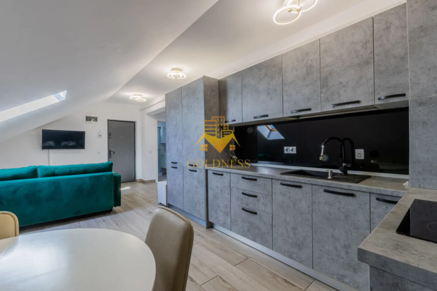 3 camere, modern, bloc nou, garaj,Europa zona Complex Luminia,Moldovan - GOLDNESS Imobiliare vă propune spre închiriere un apartament cu 3 camere complet mobilat și utilat, la etajul 4 într-un imobil de 4 etaje, în Cartierul Europa. Dispune de parcare subterana inclusa in pret! Se află în apropierea stațiilor de transport în comun, magazine, restaurante, spații verzi, farmacii, etc. Apartamentul este compartimentat astfel: - dormitor cu pat matrimonial, dressing, noptiere -dormitor cu pat matrimonial, dressing, noptier - living cu bucatarie open space complet utilată și mobilată, canapea extensibilă, loc de servit masa - baie cu cabina de dus, calorifer port prosop și dulap pentru depozitare. Imobilul este dotat cu toate cele necesare- centrală proprie, frigider, aragaz, hotă, mașină de spălat haine, etc. Dacă sunteți interesați de acest apartament și doriți să îl vizionați, dar și pentru alte oferte nu ezitați să ne contactați telefonic sau prin e-mail. Vă stăm la dispoziție! Pentru intermediere se percepe un comision de 50% din prețul chiriei! }}