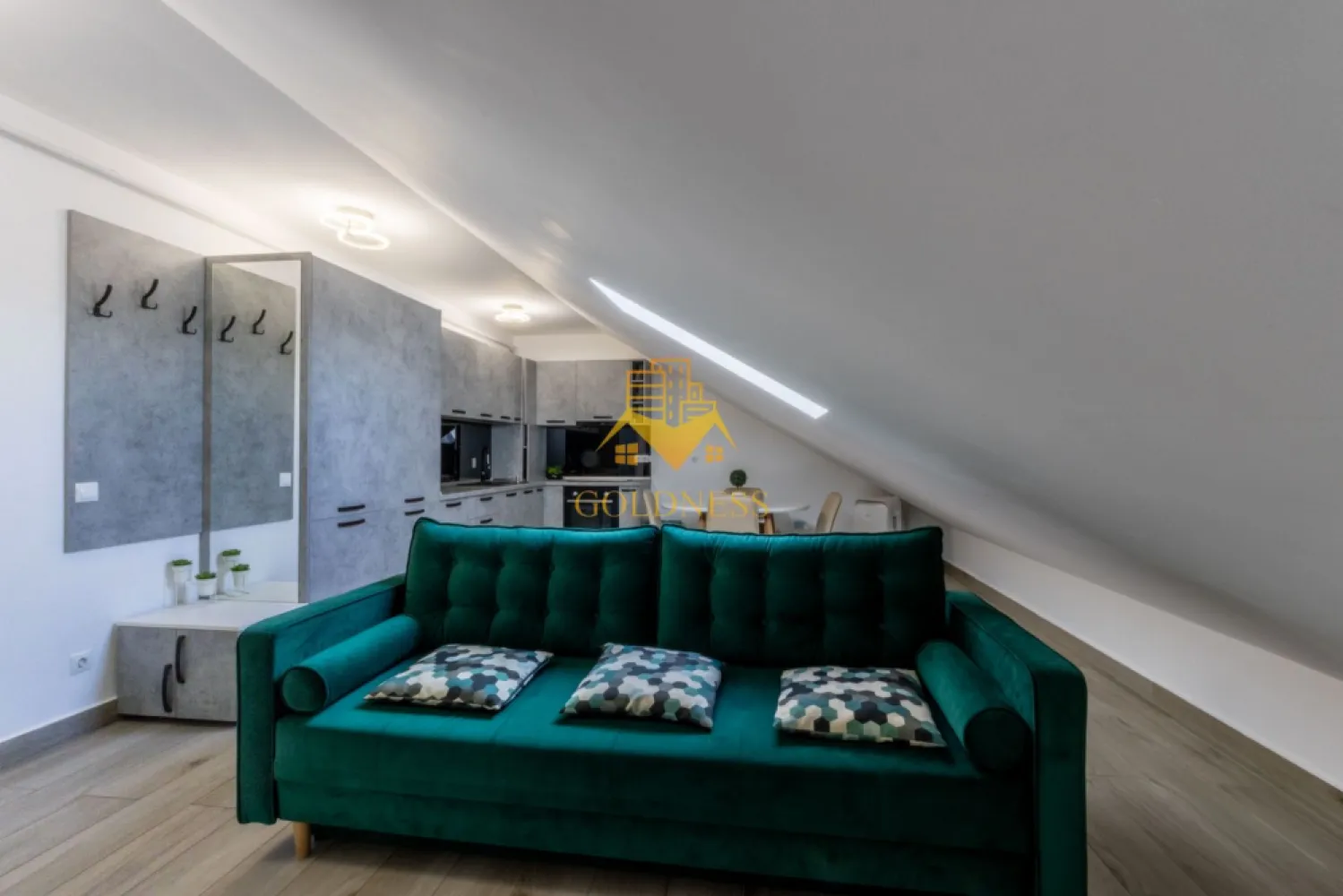 3 camere, modern, bloc nou, garaj,Europa zona Complex Luminia,Moldovan - GOLDNESS Imobiliare vă propune spre închiriere un apartament cu 3 camere complet mobilat și utilat, la etajul 4 într-un imobil de 4 etaje, în Cartierul Europa. Dispune de parcare subterana inclusa in pret! Se află în apropierea stațiilor de transport în comun, magazine, restaurante, spații verzi, farmacii, etc. Apartamentul este compartimentat astfel: - dormitor cu pat matrimonial, dressing, noptiere -dormitor cu pat matrimonial, dressing, noptier - living cu bucatarie open space complet utilată și mobilată, canapea extensibilă, loc de servit masa - baie cu cabina de dus, calorifer port prosop și dulap pentru depozitare. Imobilul este dotat cu toate cele necesare- centrală proprie, frigider, aragaz, hotă, mașină de spălat haine, etc. Dacă sunteți interesați de acest apartament și doriți să îl vizionați, dar și pentru alte oferte nu ezitați să ne contactați telefonic sau prin e-mail. Vă stăm la dispoziție! Pentru intermediere se percepe un comision de 50% din prețul chiriei! }}