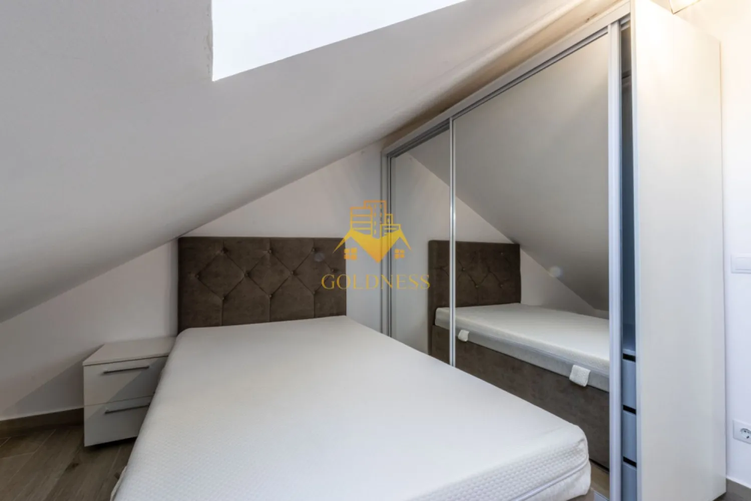 3 camere, modern, bloc nou, garaj,Europa zona Complex Luminia,Moldovan - GOLDNESS Imobiliare vă propune spre închiriere un apartament cu 3 camere complet mobilat și utilat, la etajul 4 într-un imobil de 4 etaje, în Cartierul Europa. Dispune de parcare subterana inclusa in pret! Se află în apropierea stațiilor de transport în comun, magazine, restaurante, spații verzi, farmacii, etc. Apartamentul este compartimentat astfel: - dormitor cu pat matrimonial, dressing, noptiere -dormitor cu pat matrimonial, dressing, noptier - living cu bucatarie open space complet utilată și mobilată, canapea extensibilă, loc de servit masa - baie cu cabina de dus, calorifer port prosop și dulap pentru depozitare. Imobilul este dotat cu toate cele necesare- centrală proprie, frigider, aragaz, hotă, mașină de spălat haine, etc. Dacă sunteți interesați de acest apartament și doriți să îl vizionați, dar și pentru alte oferte nu ezitați să ne contactați telefonic sau prin e-mail. Vă stăm la dispoziție! Pentru intermediere se percepe un comision de 50% din prețul chiriei! }}