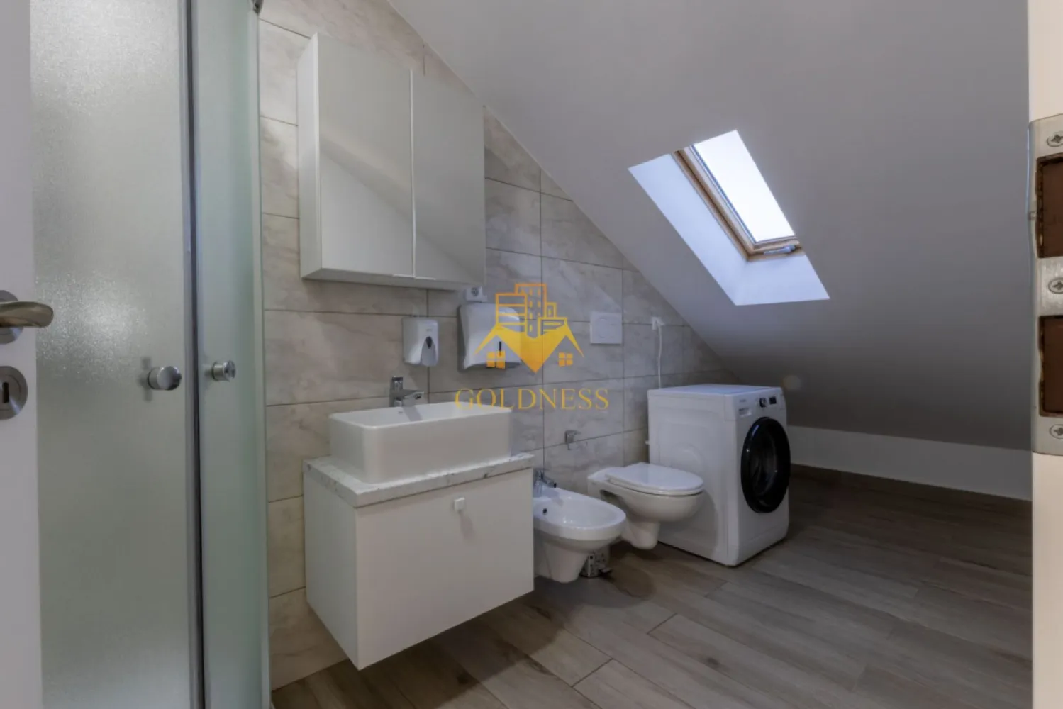 3 camere, modern, bloc nou, garaj,Europa zona Complex Luminia,Moldovan - GOLDNESS Imobiliare vă propune spre închiriere un apartament cu 3 camere complet mobilat și utilat, la etajul 4 într-un imobil de 4 etaje, în Cartierul Europa. Dispune de parcare subterana inclusa in pret! Se află în apropierea stațiilor de transport în comun, magazine, restaurante, spații verzi, farmacii, etc. Apartamentul este compartimentat astfel: - dormitor cu pat matrimonial, dressing, noptiere -dormitor cu pat matrimonial, dressing, noptier - living cu bucatarie open space complet utilată și mobilată, canapea extensibilă, loc de servit masa - baie cu cabina de dus, calorifer port prosop și dulap pentru depozitare. Imobilul este dotat cu toate cele necesare- centrală proprie, frigider, aragaz, hotă, mașină de spălat haine, etc. Dacă sunteți interesați de acest apartament și doriți să îl vizionați, dar și pentru alte oferte nu ezitați să ne contactați telefonic sau prin e-mail. Vă stăm la dispoziție! Pentru intermediere se percepe un comision de 50% din prețul chiriei! }}