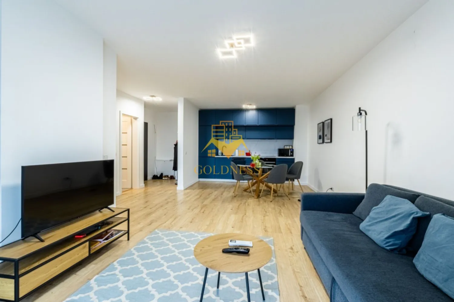 2 camere, premium, bloc nou, Marasti, The Nest, The Ofiice, 21 Dec - GOLDNESS Imobiliare vă propune spre închiriere un apartament cu 2 camere complet mobilat și utilat, la etajul 4 într-un imobil de 7 etaje, în cartierul Marasti. Apartamentul este compartimentat astfel: - dormitor cu pat matrimonial, dressing, noptiere - living cu bucatarie open-space complet utilată, canapea extensibla, loc de servit masa - baie cu cabina de dus, calorifer port prosop inox și dulap pentru depozitare. - terasa de7 mp. Imobilul este dotat cu toate cele necesare- centrală proprie, mașină de spălat haine, frigider, plită electrică, hotă, TV, etc. Se află în apropierea stațiilor de transport în comun, magazine, restaurante, spații verzi, farmacii, etc. Dispune de parcare subterana inclusa in pret! Dacă sunteți interesați de acest apartament și doriți să îl vizionați, dar și pentru alte oferte sau detalii nu ezitați să ne contactați telefonic sau prin e-mail - goldnessimobiliare@gmail.com. Vă stăm la dispoziție! }}