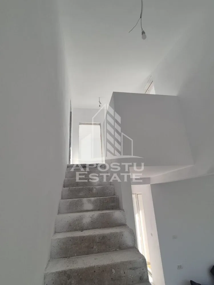 Casă în Timișoara - Apostu Estate va oferă casa în Timișoara ,Cartier Plopi la doar câteva minute de mijloc de transport în comun și magazine ,etc.

Imobilul este compus dupa cum urmeaza :
Parter:
- hol acces, bucatarie, camera tehnica, baie ,living, acces spre terasa spate si scara pentru acces la etaj
Etaj:
-hol, doua dormitoare baie si balcon.
Imobilul dispune de toate utilitatile, sistem de supraveghere, porti automate(auto si pietonala), videointerfon , toate accesibile din aplicatie si este pregatita si pentru alte dotari smart(la cerere si in functie de buget)
Incalzirea este asigurata de o centrala termica, prin pardoseli.
Troturele, terasa si caile de acces sunt realizate din deck wpc.
Finisajele interioare se pot alege dupa preferinte si in functie de buget.
Suprafata terenului este 332 mp.
Imobillul este in curs de intabulare.
Apartine de UAT Timisoara.
Vă așteptăm cu drag la o vizionare!