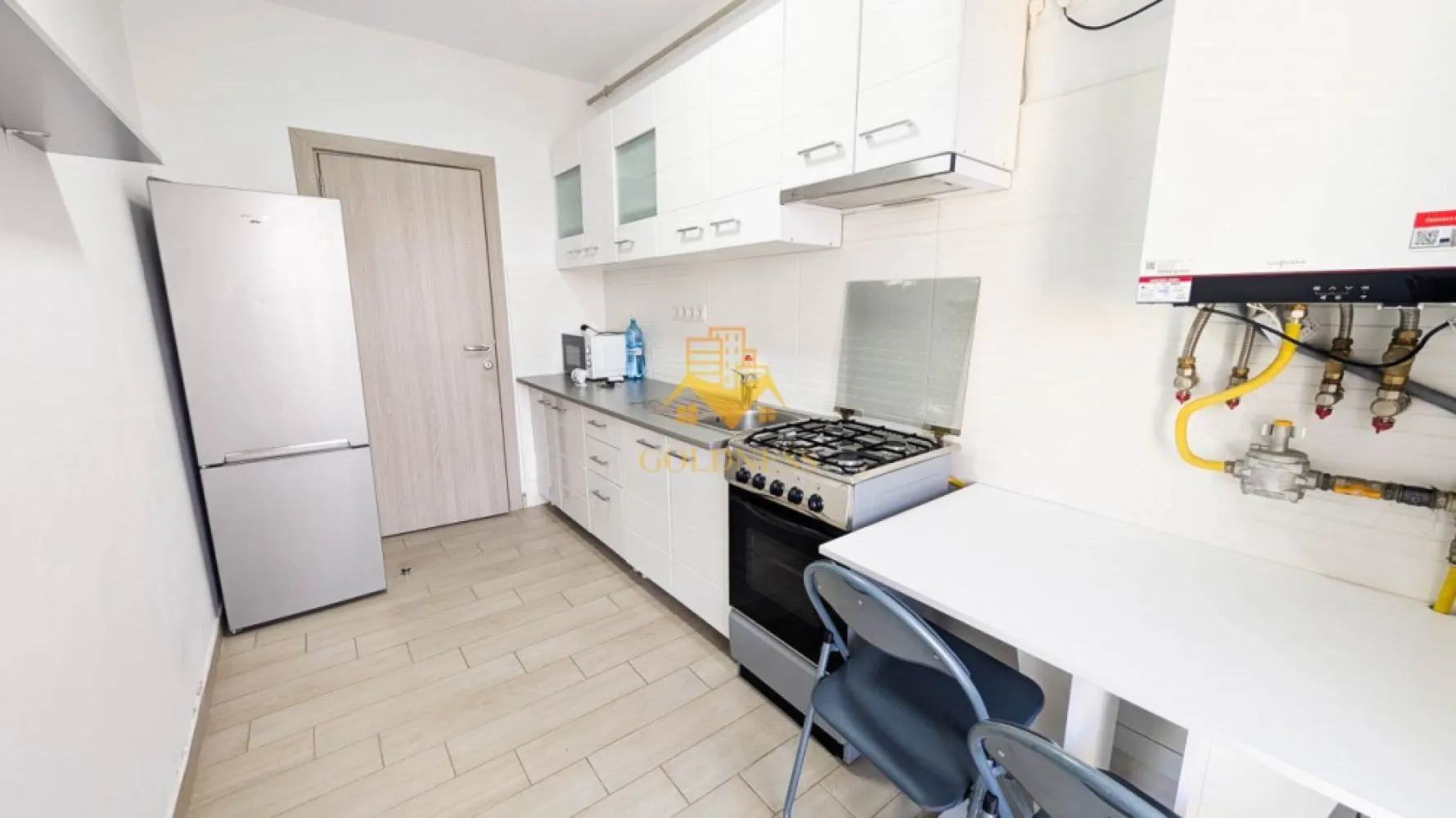 2 camere, decomandate, Bloc nou, Marasti, Aurel Vlaicu, Kaufland, LIDL - GOLDNESS Imobiliare vă propune spre închiriere un apartament cu 2 camere complet mobilat și utilat, la etajul 1 într-un imobil de 4 etaje, în Cartierul Marasti. Dispune de 2 locuri de parcare subterane! Se află în apropierea stațiilor de transport în comun, magazine, restaurante, spații verzi, farmacii, etc. Apartamentul este compartimentat astfel: - dormitor cu pat matrimonial, dulap pentru haine, noptiere - dormitor cu pat matrimonial, dulap pentru haine, noptiere, comoda TV - bucatarie complet mobilata, utilata, loc de luat masa - baie cu cabina de dus, calorifer port prosop și dulap pentru depozitare. - terasa de 10 mp. Imobilul este dotat cu toate cele necesare- centrală proprie, frigider, aragaz, hotă, mașină de spălat haine, etc. Dacă sunteți interesați de acest apartament și doriți să îl vizionați, dar și pentru alte oferte nu ezitați să ne contactați telefonic sau prin e-mail. Vă stăm la dispoziție! Pentru intermediere se percepe un comision de 50% din prețul chiriei! }}