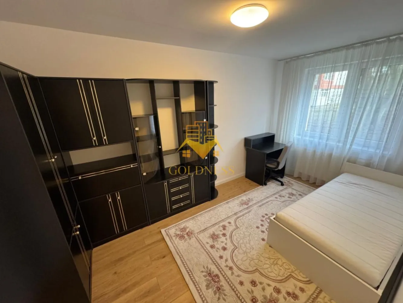 3 camere, decomandate, Gheorgheni Zona Nicolae Titulescu,Interservisan - GOLDNESS Imobiliare vă propune spre închiriere un apartament cu 3 camere decomandate complet mobilat și utilat, la parter într-un imobil de 4 etaje, în Cartierul Gheorgheni. Posibilitate de parcare in zona! Se află în apropierea stațiilor de transport în comun, magazine, restaurante, spații verzi, farmacii, etc. Apartamentul este compartimentat astfel: - dormitor cu pat spatiu pentru depozitare, birou - dormitor cu pat, spatiu pentru depozitare, birou - dormitor care se poate mobila la cerere - bucatarie complet mobilata, utilata, loc de luat masa - baie cu cabina de dus, calorifer port prosop și dulap pentru depozitare. - balcon de 10 mp. Imobilul este dotat cu toate cele necesare- centrală proprie, frigider, aragaz, hotă, mașină de spălat haine, etc. Dacă sunteți interesați de acest apartament și doriți să îl vizionați, dar și pentru alte oferte nu ezitați să ne contactați telefonic sau prin e-mail. Vă stăm la dispoziție! Pentru intermediere se percepe un comision de 50% din prețul chiriei! }}