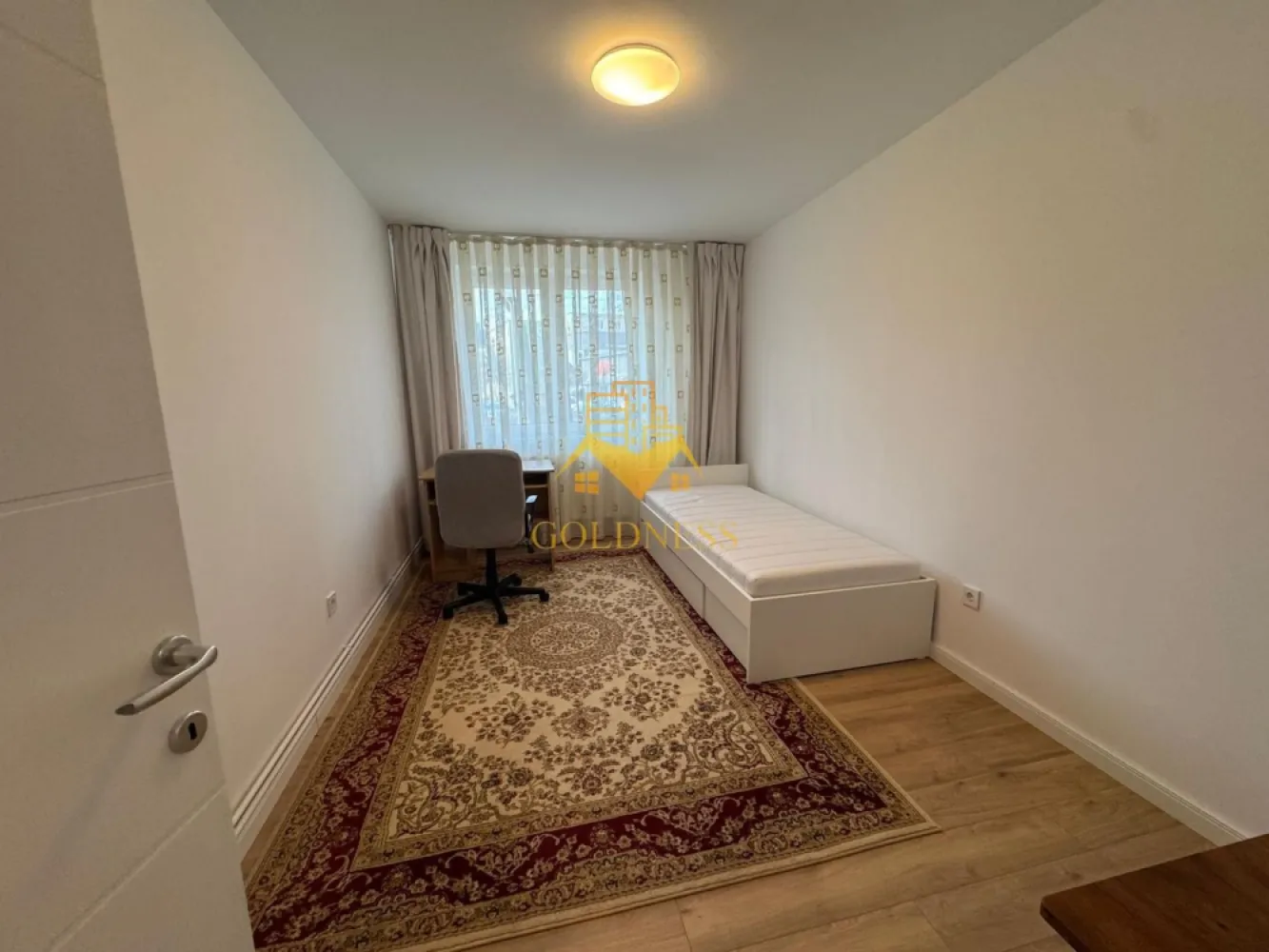 3 camere, decomandate, Gheorgheni Zona Nicolae Titulescu,Interservisan - GOLDNESS Imobiliare vă propune spre închiriere un apartament cu 3 camere decomandate complet mobilat și utilat, la parter într-un imobil de 4 etaje, în Cartierul Gheorgheni. Posibilitate de parcare in zona! Se află în apropierea stațiilor de transport în comun, magazine, restaurante, spații verzi, farmacii, etc. Apartamentul este compartimentat astfel: - dormitor cu pat spatiu pentru depozitare, birou - dormitor cu pat, spatiu pentru depozitare, birou - dormitor care se poate mobila la cerere - bucatarie complet mobilata, utilata, loc de luat masa - baie cu cabina de dus, calorifer port prosop și dulap pentru depozitare. - balcon de 10 mp. Imobilul este dotat cu toate cele necesare- centrală proprie, frigider, aragaz, hotă, mașină de spălat haine, etc. Dacă sunteți interesați de acest apartament și doriți să îl vizionați, dar și pentru alte oferte nu ezitați să ne contactați telefonic sau prin e-mail. Vă stăm la dispoziție! Pentru intermediere se percepe un comision de 50% din prețul chiriei! }}