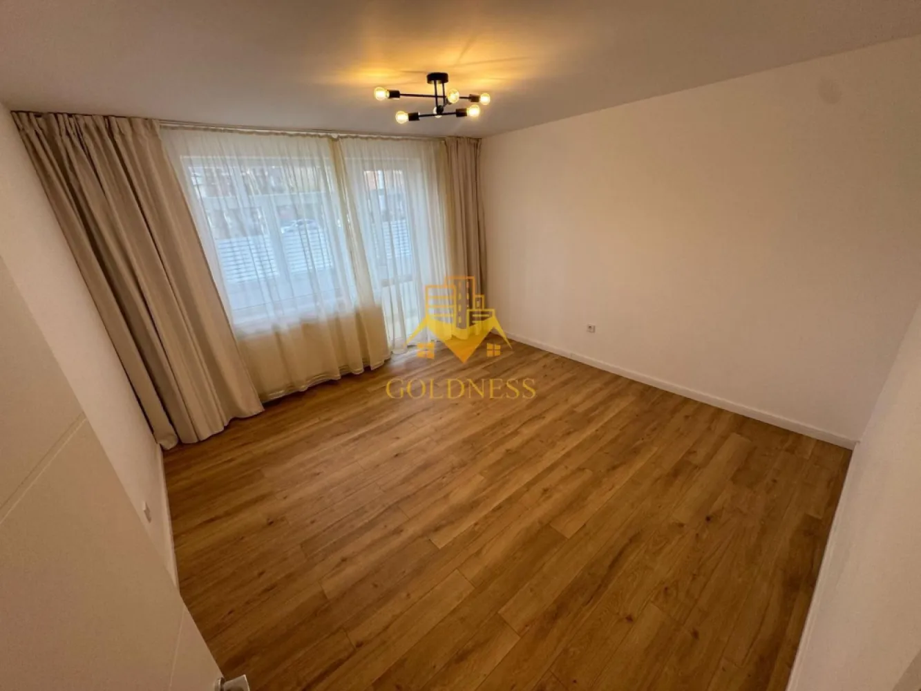 3 camere, decomandate, Gheorgheni Zona Nicolae Titulescu,Interservisan - GOLDNESS Imobiliare vă propune spre închiriere un apartament cu 3 camere decomandate complet mobilat și utilat, la parter într-un imobil de 4 etaje, în Cartierul Gheorgheni. Posibilitate de parcare in zona! Se află în apropierea stațiilor de transport în comun, magazine, restaurante, spații verzi, farmacii, etc. Apartamentul este compartimentat astfel: - dormitor cu pat spatiu pentru depozitare, birou - dormitor cu pat, spatiu pentru depozitare, birou - dormitor care se poate mobila la cerere - bucatarie complet mobilata, utilata, loc de luat masa - baie cu cabina de dus, calorifer port prosop și dulap pentru depozitare. - balcon de 10 mp. Imobilul este dotat cu toate cele necesare- centrală proprie, frigider, aragaz, hotă, mașină de spălat haine, etc. Dacă sunteți interesați de acest apartament și doriți să îl vizionați, dar și pentru alte oferte nu ezitați să ne contactați telefonic sau prin e-mail. Vă stăm la dispoziție! Pentru intermediere se percepe un comision de 50% din prețul chiriei! }}