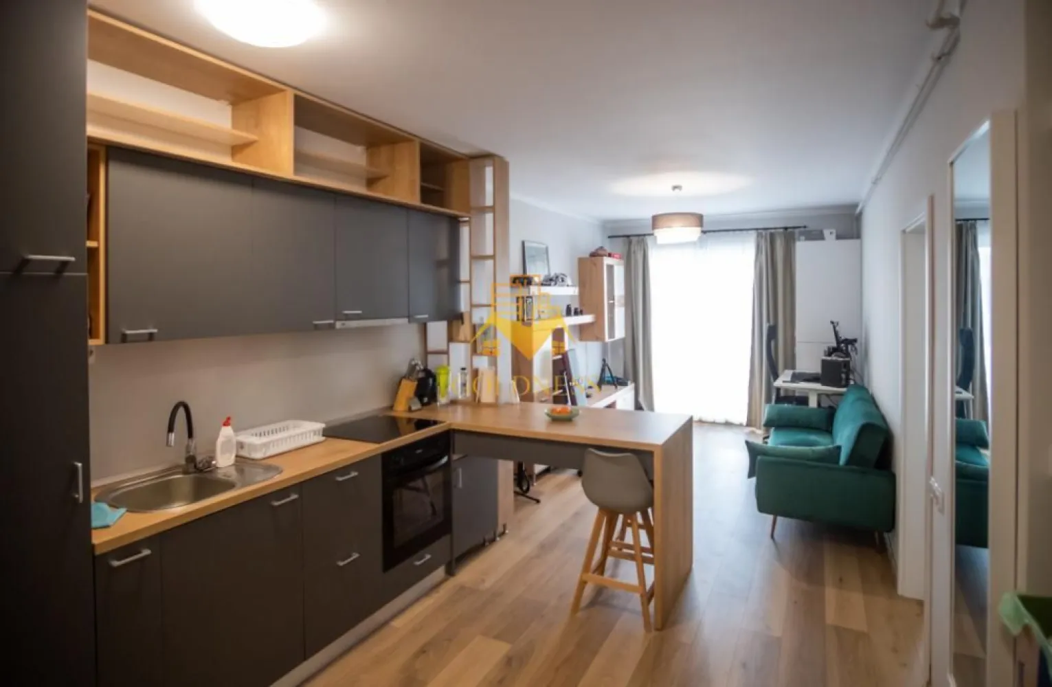 2 camere, Parcare, Buna Ziua, Zona Grand Hill, LIDL, Trifoiului - GOLDNESS Imobiliare vă propune spre închiriere un apartament cu 2 camere complet mobilat și utilat, la etajul 10 într-un imobil de 10 etaje, în Cartierul Buna Ziua . Dispune de loc de parcare subterana! Se află în apropierea stațiilor de transport în comun, magazine, restaurante, spații verzi, farmacii, etc.  Apartamentul este compartimentat astfel: - dormitor cu pat matrimonial, dressing, noptiere, birou - living cu bucatarie open space complet utilată și mobilată, canapea extensibilă, loc de servit masa - baie cu cabina de dus, calorifer port prosop și dulap pentru depozitare. - balcon 8 mp. Imobilul este dotat cu toate cele necesare- centrală proprie, frigider, plita, hotă, mașină de spălat haine, etc. Dacă sunteți interesați de acest apartament și doriți să îl vizionați, dar și pentru alte oferte nu ezitați să ne contactați telefonic sau prin e-mail. Vă stăm la dispoziție! Pentru intermediere se percepe un comision de 50% din prețul chiriei! }}