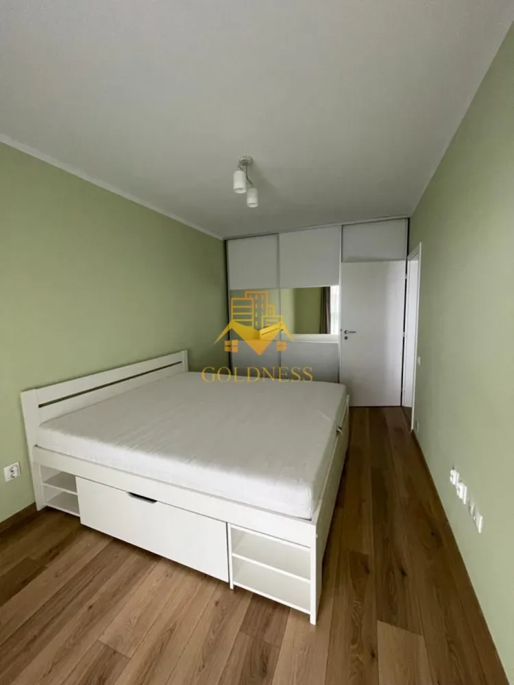 2 camere, Parcare, Buna Ziua, Zona Grand Hill, LIDL, Trifoiului - GOLDNESS Imobiliare vă propune spre închiriere un apartament cu 2 camere complet mobilat și utilat, la etajul 10 într-un imobil de 10 etaje, în Cartierul Buna Ziua . Dispune de loc de parcare subterana! Se află în apropierea stațiilor de transport în comun, magazine, restaurante, spații verzi, farmacii, etc.  Apartamentul este compartimentat astfel: - dormitor cu pat matrimonial, dressing, noptiere, birou - living cu bucatarie open space complet utilată și mobilată, canapea extensibilă, loc de servit masa - baie cu cabina de dus, calorifer port prosop și dulap pentru depozitare. - balcon 8 mp. Imobilul este dotat cu toate cele necesare- centrală proprie, frigider, plita, hotă, mașină de spălat haine, etc. Dacă sunteți interesați de acest apartament și doriți să îl vizionați, dar și pentru alte oferte nu ezitați să ne contactați telefonic sau prin e-mail. Vă stăm la dispoziție! Pentru intermediere se percepe un comision de 50% din prețul chiriei! }}