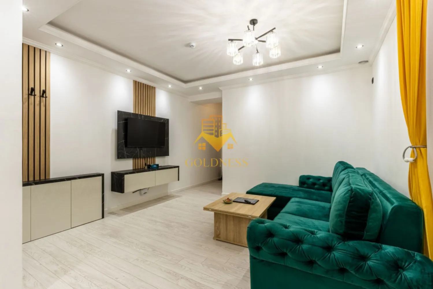 2 camere, Premium, bloc nou, parcare, Intre Lacuri, Dunarii Zona Iulis - GOLDNESS Imobiliare vă propune spre închiriere un apartament cu 2 camere complet mobilat și utilat, la parter într-un imobil de 3 etaje, în Cartierul Intre Lacuri. Dispune de loc de parcare! Se află în apropierea stațiilor de transport în comun, magazine, restaurante, spații verzi, farmacii, etc. Apartamentul este compartimentat astfel: - dormitor cu pat matrimonial, dressing, noptiere - living cu bucatarie open space complet utilată și mobilată, canapea extensibilă, loc de servit masa - baie cu cabina de dus, calorifer port prosop și dulap pentru depozitare. Imobilul este dotat cu toate cele necesare- centrală proprie, frigider, aragaz, hotă, mașină de spălat haine, etc. Dacă sunteți interesați de acest apartament și doriți să îl vizionați, dar și pentru alte oferte nu ezitați să ne contactați telefonic sau prin e-mail. Vă stăm la dispoziție! Pentru intermediere se percepe un comision de 50% din prețul chiriei! }}