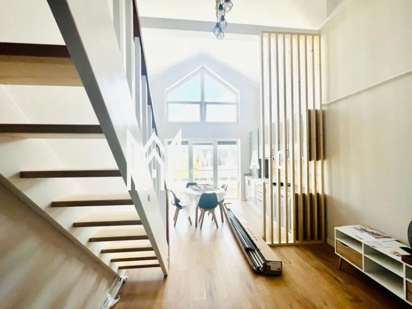 Apartament 4 camere | La alb | Cartier reziential | 100 MP