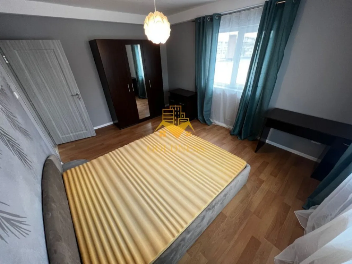 4 camere, modern, parcare, Marasti, zona The Office, BRD, Pet Friendly - GOLDNESS Imobiliare vă propune spre închiriere un apartament cu 4 camere complet mobilat și utilat, la etajul 5 într-un imobil de 5 etaje, în cartierul Marasti. Apartamentul este compartimentat astfel: - dormitor cu pat matrimonial, spatiu pentru depozitare, birou - dormitor cu pat matrimonial, spatiu pentru depozitare, birou - dormitor cu pat matrimonial, spatiu pentru depozitare - living cu bucatarie open-space complet utilată, canapea extensibla, loc de servit masa - baie cu vana, calorifer port prosop inox și dulap pentru depozitare. - baie de serviciu - terasa de 30 mp. Imobilul este dotat cu toate cele necesare- centrală proprie, mașină de spălat haine, frigider, plită electrică, hotă, TV, etc. Se află în apropierea stațiilor de transport în comun, magazine, restaurante, spații verzi, farmacii, etc. Dispune de loc de parcare! Dacă sunteți interesați de acest apartament și doriți să îl vizionați, dar și pentru alte oferte sau detalii nu ezitați să ne contactați telefonic sau prin e-mail - goldnessimobiliare@gmail.com. Vă stăm la dispoziție! Pentru intermediere se percepe un comision de 50% din prețul chiriei! }}