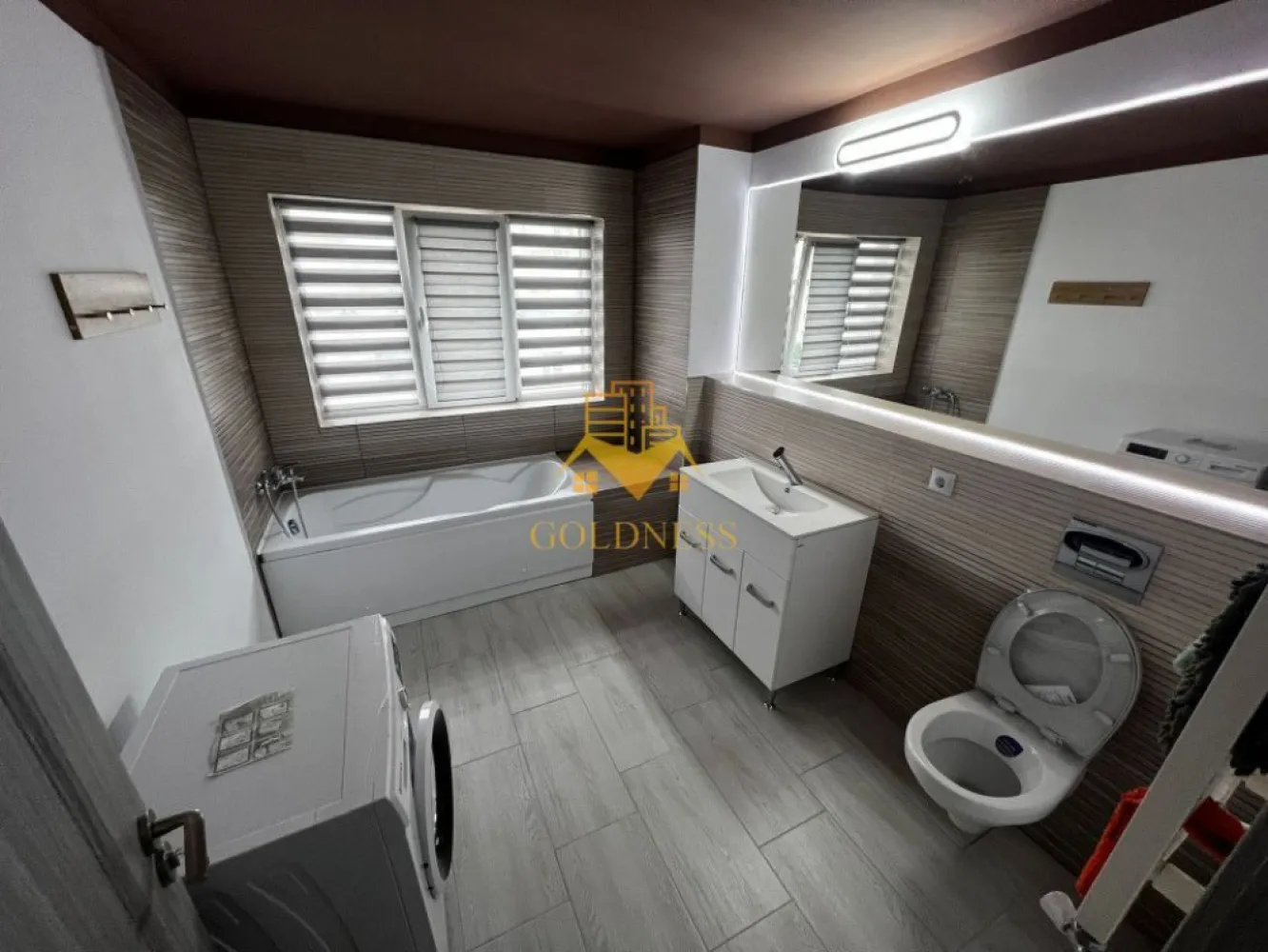 4 camere, modern, parcare, Marasti, zona The Office, BRD, Pet Friendly - GOLDNESS Imobiliare vă propune spre închiriere un apartament cu 4 camere complet mobilat și utilat, la etajul 5 într-un imobil de 5 etaje, în cartierul Marasti. Apartamentul este compartimentat astfel: - dormitor cu pat matrimonial, spatiu pentru depozitare, birou - dormitor cu pat matrimonial, spatiu pentru depozitare, birou - dormitor cu pat matrimonial, spatiu pentru depozitare - living cu bucatarie open-space complet utilată, canapea extensibla, loc de servit masa - baie cu vana, calorifer port prosop inox și dulap pentru depozitare. - baie de serviciu - terasa de 30 mp. Imobilul este dotat cu toate cele necesare- centrală proprie, mașină de spălat haine, frigider, plită electrică, hotă, TV, etc. Se află în apropierea stațiilor de transport în comun, magazine, restaurante, spații verzi, farmacii, etc. Dispune de loc de parcare! Dacă sunteți interesați de acest apartament și doriți să îl vizionați, dar și pentru alte oferte sau detalii nu ezitați să ne contactați telefonic sau prin e-mail - goldnessimobiliare@gmail.com. Vă stăm la dispoziție! Pentru intermediere se percepe un comision de 50% din prețul chiriei! }}