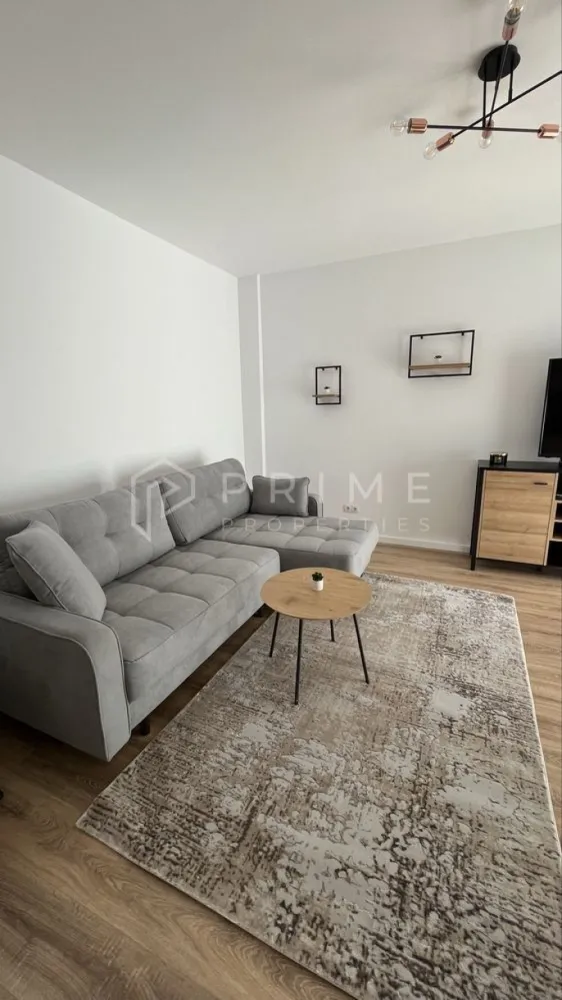 Apartament de inchiriat 2 camere Crinului Residence -parcare subterana - Vă propunem spre închiriere un apartament modern cu 2 camere, situat în prestigiosul complex nou Crinului Residence. Această proprietate este definită de confort, dotări de ultimă generație și o locație excelentă, fiind ideală pentru o persoană sau un cuplu care își dorește un stil de viață rafinat.

Dotări și facilități de top:

Confort termic: Sistem de încălzire în pardoseală pentru un ambient plăcut, completat de unitate de aer condiționat.

Echipare completă: Apartamentul este mobilat și utilat modern, incluzând electrocasnice de înaltă calitate: mașină de spălat vase, mașină de spălat rufe și televizoare în ambele camere.

Siguranță și acces: Inclus în ofertă este un loc de parcare subteran, asigurându-vă confortul și protecția autoturismului.

Detalii închiriere:

Disponibilitate: Începând cu data de 15 Iulie.

Perioadă: Închiriere pe termen lung.

Acest apartament reprezintă oportunitatea ideală de a locui într-o zonă semicentrală, beneficiind de facilitățile unui ansamblu rezidențial modern și de toate dotările necesare unui confort ridicat.

Promisiunea Prime Properties:
Vă oferim siguranță, transparență și servicii impecabile pe tot parcursul drumului către casa ideală. Dacă această proprietate nu corespunde nevoilor dumneavoastră, lăsați-ne să găsim alternativa potrivită stilului dumneavoastră de viață.

Pentru informații suplimentare și programarea unei vizionări, vă rugăm să ne contactați.