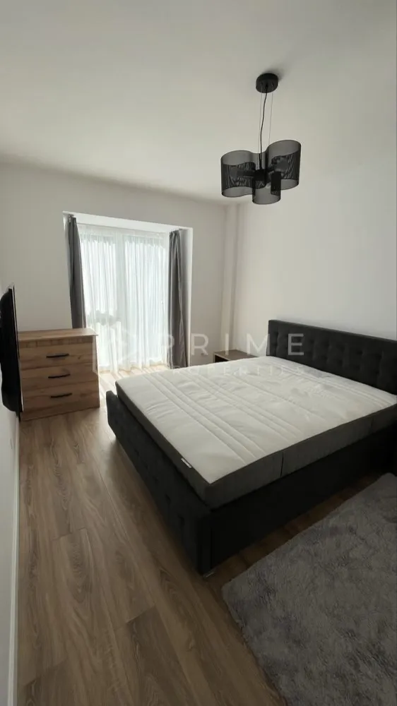 Apartament de inchiriat 2 camere Crinului Residence -parcare subterana - Vă propunem spre închiriere un apartament modern cu 2 camere, situat în prestigiosul complex nou Crinului Residence. Această proprietate este definită de confort, dotări de ultimă generație și o locație excelentă, fiind ideală pentru o persoană sau un cuplu care își dorește un stil de viață rafinat.

Dotări și facilități de top:

Confort termic: Sistem de încălzire în pardoseală pentru un ambient plăcut, completat de unitate de aer condiționat.

Echipare completă: Apartamentul este mobilat și utilat modern, incluzând electrocasnice de înaltă calitate: mașină de spălat vase, mașină de spălat rufe și televizoare în ambele camere.

Siguranță și acces: Inclus în ofertă este un loc de parcare subteran, asigurându-vă confortul și protecția autoturismului.

Detalii închiriere:

Disponibilitate: Începând cu data de 15 Iulie.

Perioadă: Închiriere pe termen lung.

Acest apartament reprezintă oportunitatea ideală de a locui într-o zonă semicentrală, beneficiind de facilitățile unui ansamblu rezidențial modern și de toate dotările necesare unui confort ridicat.

Promisiunea Prime Properties:
Vă oferim siguranță, transparență și servicii impecabile pe tot parcursul drumului către casa ideală. Dacă această proprietate nu corespunde nevoilor dumneavoastră, lăsați-ne să găsim alternativa potrivită stilului dumneavoastră de viață.

Pentru informații suplimentare și programarea unei vizionări, vă rugăm să ne contactați.