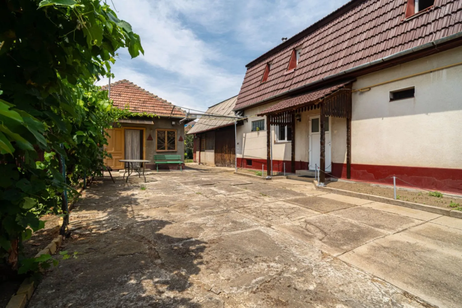 Casa 5 camere - teren 688 mp - Parneava - COMISION 0 - Dacă îți dorești o proprietate spațioasă, potrivită pentru o familie numeroasă, două generații sau chiar pentru locuit și desfășurarea unei activități, această casă din cartierul Pârneava poate fi alegerea potrivită.

Proprietatea este amplasată pe un teren de 688 mp, cu un front stradal de 16 ml, și este compusă din două corpuri de clădire, oferind confort, intimitate și multiple posibilități de utilizare.

Casa principală (construită în 1999 din cărămidă)
Parter:
- Hol de acces
- Bucătărie cu cămară
- Sufragerie spațioasă 
- Baie
Mansardă:
- 2 dormitoare din care unul cu dressing

Corpul secundar
- 2 camere
- Bucătărie cu cămară
- Baie

Dotări și beneficii
✔️ Acces auto în curte + garaj
✔️ Multiple spații de depozitare
✔️ Grădină 
✔️ Centrală termică pe gaz
✔️ Centrală pe lemne
✔️ Pivniță

Proprietatea este ideală pentru familiile care își doresc mai mult spațiu și flexibilitate sau pentru cei care caută o locuință cu două corpuri de clădire, într-o zonă apreciată a Aradului.

📞 Pentru mai multe informații și programarea unei vizionări: 0755 275 519 - Daniel Hord -Consultant imobiliar

Nu dispui de toată suma? Te ajutăm noi gratuit! Îți obținem oferte de la 16 bănci.
Ai o proprietate de vânzare în Arad și vrei să știi cât valorează cu adevărat?

Birou: ACASĂ | Agenție imobiliară Arad
Adresă: Bulevardul Decebal 2, Arad 310133