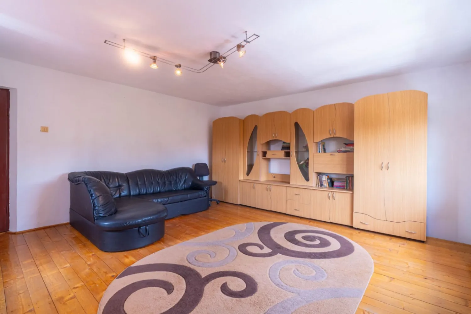 Casa 5 camere - teren 688 mp - Parneava - COMISION 0 - Dacă îți dorești o proprietate spațioasă, potrivită pentru o familie numeroasă, două generații sau chiar pentru locuit și desfășurarea unei activități, această casă din cartierul Pârneava poate fi alegerea potrivită.

Proprietatea este amplasată pe un teren de 688 mp, cu un front stradal de 16 ml, și este compusă din două corpuri de clădire, oferind confort, intimitate și multiple posibilități de utilizare.

Casa principală (construită în 1999 din cărămidă)
Parter:
- Hol de acces
- Bucătărie cu cămară
- Sufragerie spațioasă 
- Baie
Mansardă:
- 2 dormitoare din care unul cu dressing

Corpul secundar
- 2 camere
- Bucătărie cu cămară
- Baie

Dotări și beneficii
✔️ Acces auto în curte + garaj
✔️ Multiple spații de depozitare
✔️ Grădină 
✔️ Centrală termică pe gaz
✔️ Centrală pe lemne
✔️ Pivniță

Proprietatea este ideală pentru familiile care își doresc mai mult spațiu și flexibilitate sau pentru cei care caută o locuință cu două corpuri de clădire, într-o zonă apreciată a Aradului.

📞 Pentru mai multe informații și programarea unei vizionări: 0755 275 519 - Daniel Hord -Consultant imobiliar

Nu dispui de toată suma? Te ajutăm noi gratuit! Îți obținem oferte de la 16 bănci.
Ai o proprietate de vânzare în Arad și vrei să știi cât valorează cu adevărat?

Birou: ACASĂ | Agenție imobiliară Arad
Adresă: Bulevardul Decebal 2, Arad 310133