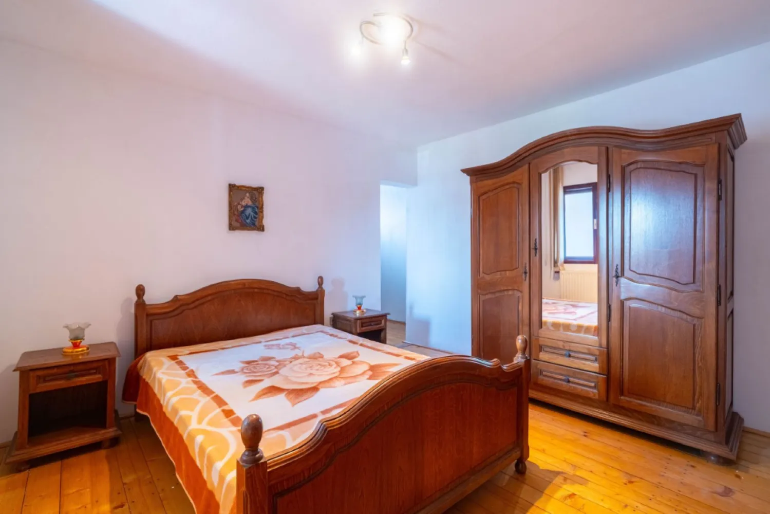 Casa 5 camere - teren 688 mp - Parneava - COMISION 0 - Dacă îți dorești o proprietate spațioasă, potrivită pentru o familie numeroasă, două generații sau chiar pentru locuit și desfășurarea unei activități, această casă din cartierul Pârneava poate fi alegerea potrivită.

Proprietatea este amplasată pe un teren de 688 mp, cu un front stradal de 16 ml, și este compusă din două corpuri de clădire, oferind confort, intimitate și multiple posibilități de utilizare.

Casa principală (construită în 1999 din cărămidă)
Parter:
- Hol de acces
- Bucătărie cu cămară
- Sufragerie spațioasă 
- Baie
Mansardă:
- 2 dormitoare din care unul cu dressing

Corpul secundar
- 2 camere
- Bucătărie cu cămară
- Baie

Dotări și beneficii
✔️ Acces auto în curte + garaj
✔️ Multiple spații de depozitare
✔️ Grădină 
✔️ Centrală termică pe gaz
✔️ Centrală pe lemne
✔️ Pivniță

Proprietatea este ideală pentru familiile care își doresc mai mult spațiu și flexibilitate sau pentru cei care caută o locuință cu două corpuri de clădire, într-o zonă apreciată a Aradului.

📞 Pentru mai multe informații și programarea unei vizionări: 0755 275 519 - Daniel Hord -Consultant imobiliar

Nu dispui de toată suma? Te ajutăm noi gratuit! Îți obținem oferte de la 16 bănci.
Ai o proprietate de vânzare în Arad și vrei să știi cât valorează cu adevărat?

Birou: ACASĂ | Agenție imobiliară Arad
Adresă: Bulevardul Decebal 2, Arad 310133