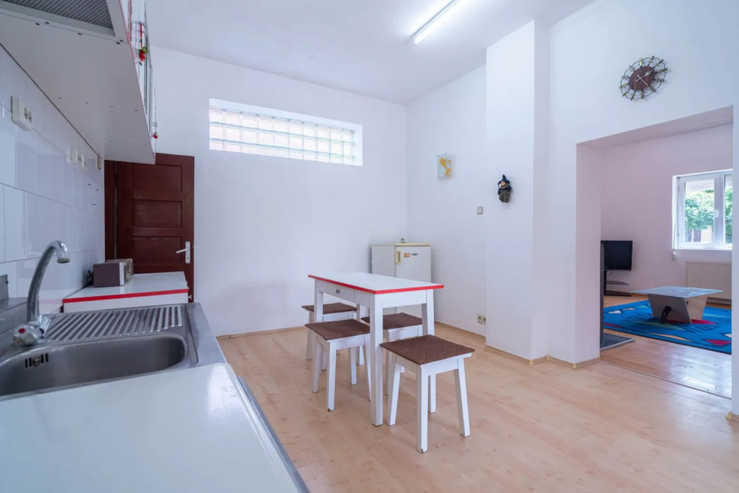Casa 5 camere - teren 688 mp - Parneava - COMISION 0 - Dacă îți dorești o proprietate spațioasă, potrivită pentru o familie numeroasă, două generații sau chiar pentru locuit și desfășurarea unei activități, această casă din cartierul Pârneava poate fi alegerea potrivită.

Proprietatea este amplasată pe un teren de 688 mp, cu un front stradal de 16 ml, și este compusă din două corpuri de clădire, oferind confort, intimitate și multiple posibilități de utilizare.

Casa principală (construită în 1999 din cărămidă)
Parter:
- Hol de acces
- Bucătărie cu cămară
- Sufragerie spațioasă 
- Baie
Mansardă:
- 2 dormitoare din care unul cu dressing

Corpul secundar
- 2 camere
- Bucătărie cu cămară
- Baie

Dotări și beneficii
✔️ Acces auto în curte + garaj
✔️ Multiple spații de depozitare
✔️ Grădină 
✔️ Centrală termică pe gaz
✔️ Centrală pe lemne
✔️ Pivniță

Proprietatea este ideală pentru familiile care își doresc mai mult spațiu și flexibilitate sau pentru cei care caută o locuință cu două corpuri de clădire, într-o zonă apreciată a Aradului.

📞 Pentru mai multe informații și programarea unei vizionări: 0755 275 519 - Daniel Hord -Consultant imobiliar

Nu dispui de toată suma? Te ajutăm noi gratuit! Îți obținem oferte de la 16 bănci.
Ai o proprietate de vânzare în Arad și vrei să știi cât valorează cu adevărat?

Birou: ACASĂ | Agenție imobiliară Arad
Adresă: Bulevardul Decebal 2, Arad 310133
