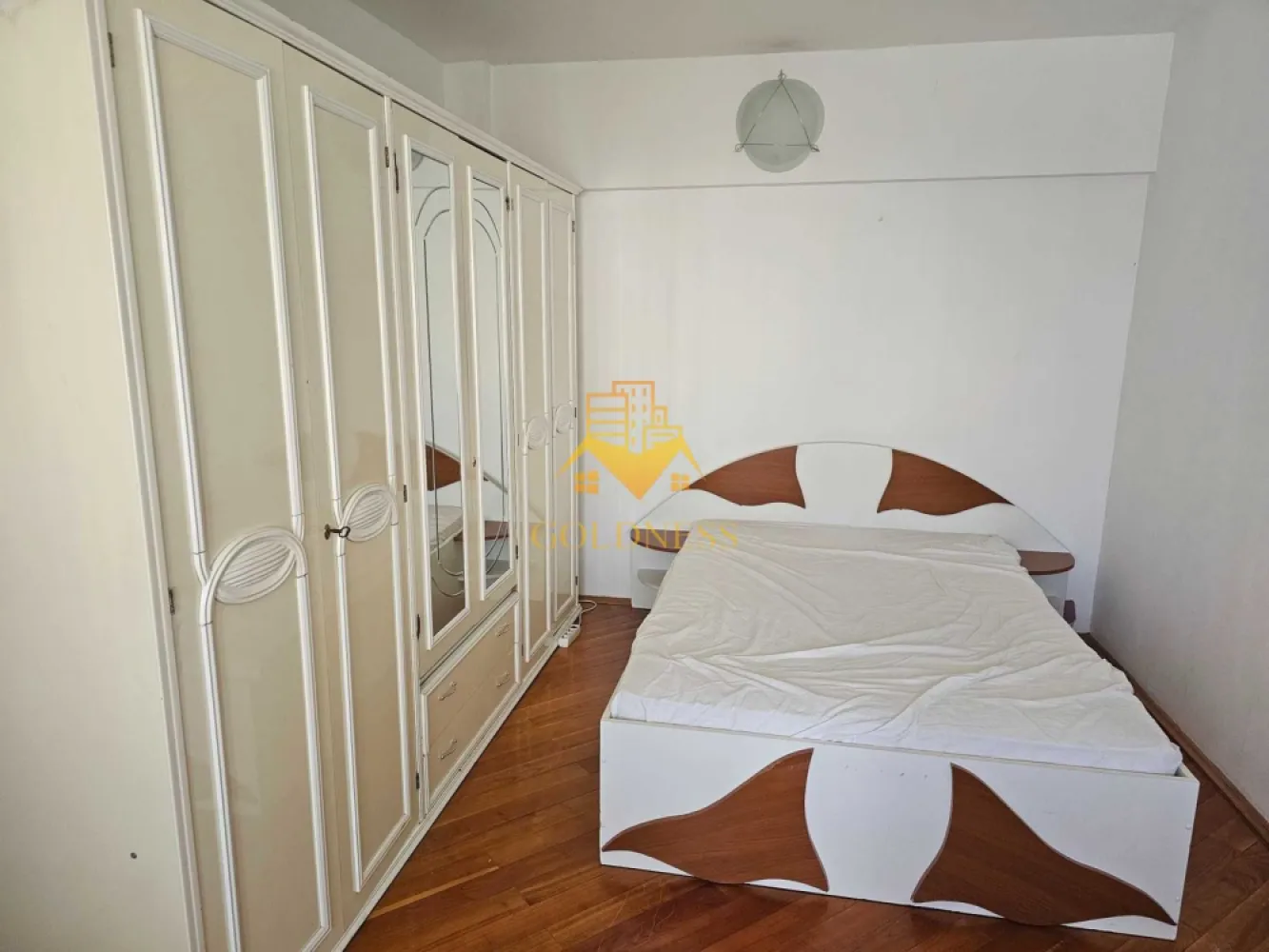 1 camera, SemiCentral, Facultatea de Drept, Nicolae Titulescu, Cipariu - GOLDNESS Imobiliare vă propune spre închiriere un apartament cu 1 camere complet mobilat și utilat, la etajul 6 într-un imobil de 8 etaje, SemiCentral, Zona Piața Cipariu, Facultatea de Drept la doar 5 minute de mers pe jos.

Se află în apropierea stațiilor de transport în comun, magazine, restaurante, spații verzi, farmacii, etc. 

Apartamentul este compartimentat astfel:
 - camera cu pat matrimonial, dressing, noptiere
 - bucătărie complet utilată și mobilată, loc de servit masa 
 - baie cu cada, calorifer port prosop și dulap pentru depozitare.

Imobilul este dotat cu toate cele necesare- centrală proprie, frigider, aragaz, hotă, mașină de spălat haine și vase, etc. 
La cerere se pot schimba anumite lucruri din apartament.

Dacă sunteți interesați de acest apartament și doriți să îl vizionați, dar și pentru alte oferte nu ezitați să ne contactați telefonic sau prin e-mail. Vă stăm la dispoziție!
Pentru intermediere se percepe un comision de 50% din prețul chiriei!
