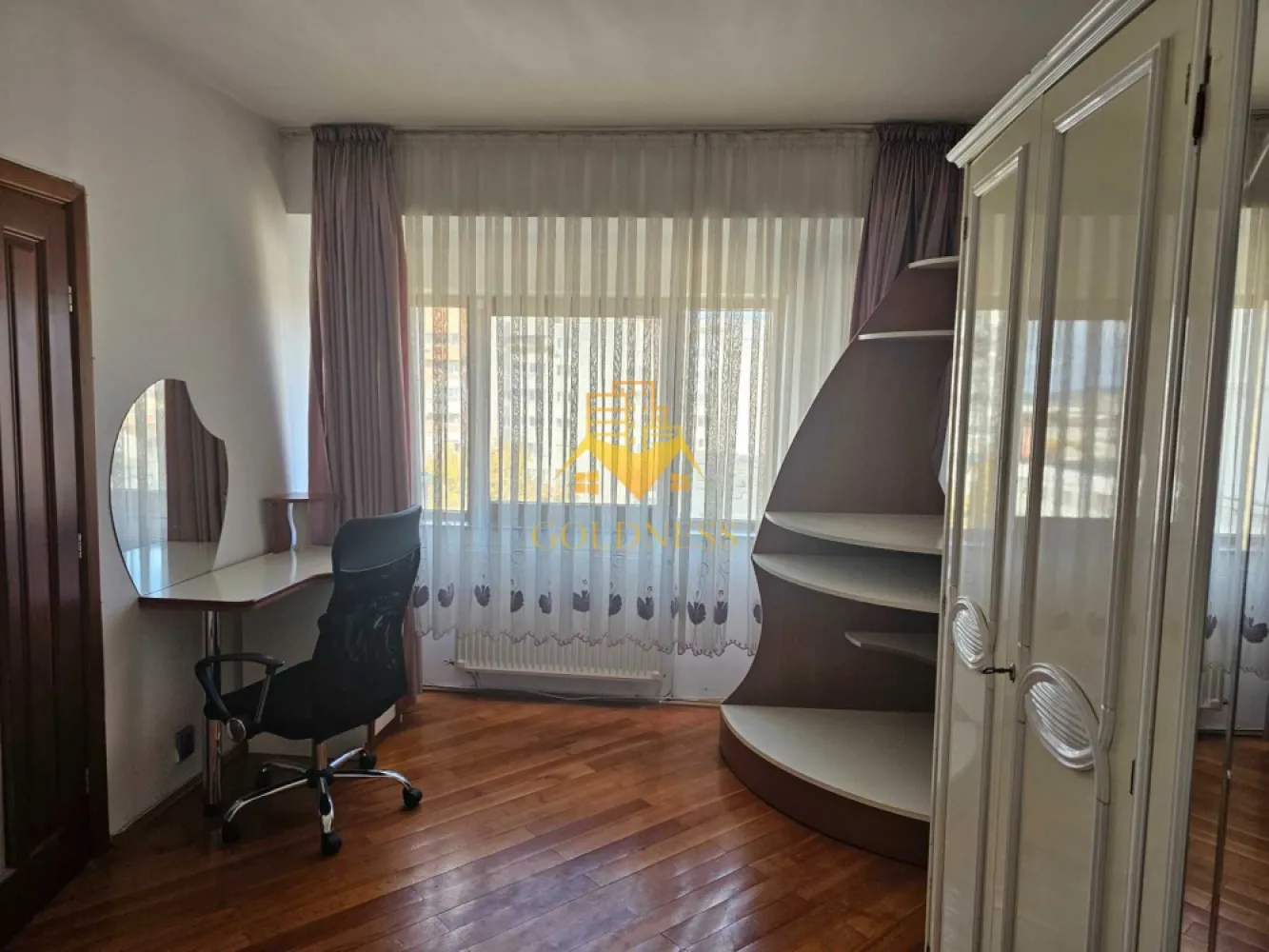 1 camera, SemiCentral, Facultatea de Drept, Nicolae Titulescu, Cipariu - GOLDNESS Imobiliare vă propune spre închiriere un apartament cu 1 camere complet mobilat și utilat, la etajul 6 într-un imobil de 8 etaje, SemiCentral, Zona Piața Cipariu, Facultatea de Drept la doar 5 minute de mers pe jos.

Se află în apropierea stațiilor de transport în comun, magazine, restaurante, spații verzi, farmacii, etc. 

Apartamentul este compartimentat astfel:
 - camera cu pat matrimonial, dressing, noptiere
 - bucătărie complet utilată și mobilată, loc de servit masa 
 - baie cu cada, calorifer port prosop și dulap pentru depozitare.

Imobilul este dotat cu toate cele necesare- centrală proprie, frigider, aragaz, hotă, mașină de spălat haine și vase, etc. 
La cerere se pot schimba anumite lucruri din apartament.

Dacă sunteți interesați de acest apartament și doriți să îl vizionați, dar și pentru alte oferte nu ezitați să ne contactați telefonic sau prin e-mail. Vă stăm la dispoziție!
Pentru intermediere se percepe un comision de 50% din prețul chiriei!