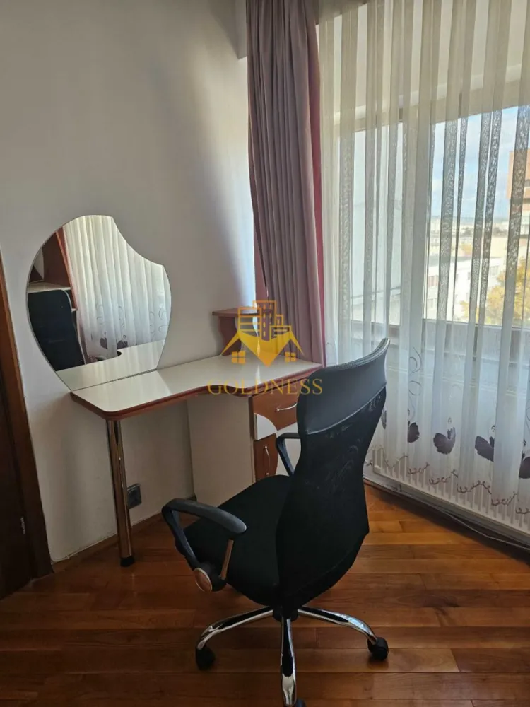 1 camera, SemiCentral, Facultatea de Drept, Nicolae Titulescu, Cipariu - GOLDNESS Imobiliare vă propune spre închiriere un apartament cu 1 camere complet mobilat și utilat, la etajul 6 într-un imobil de 8 etaje, SemiCentral, Zona Piața Cipariu, Facultatea de Drept la doar 5 minute de mers pe jos.

Se află în apropierea stațiilor de transport în comun, magazine, restaurante, spații verzi, farmacii, etc. 

Apartamentul este compartimentat astfel:
 - camera cu pat matrimonial, dressing, noptiere
 - bucătărie complet utilată și mobilată, loc de servit masa 
 - baie cu cada, calorifer port prosop și dulap pentru depozitare.

Imobilul este dotat cu toate cele necesare- centrală proprie, frigider, aragaz, hotă, mașină de spălat haine și vase, etc. 
La cerere se pot schimba anumite lucruri din apartament.

Dacă sunteți interesați de acest apartament și doriți să îl vizionați, dar și pentru alte oferte nu ezitați să ne contactați telefonic sau prin e-mail. Vă stăm la dispoziție!
Pentru intermediere se percepe un comision de 50% din prețul chiriei!