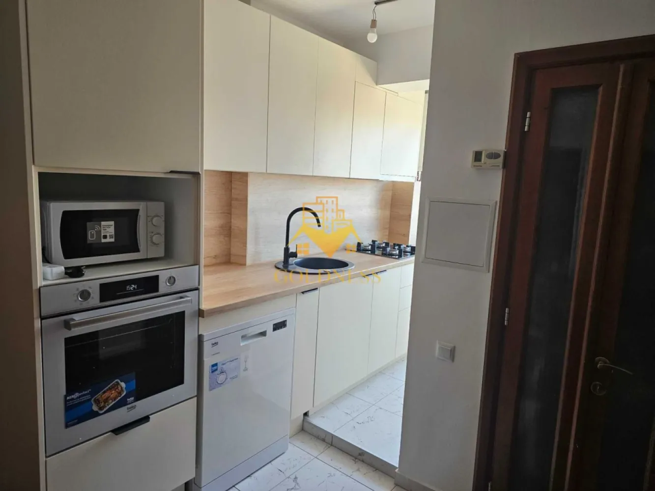 1 camera, SemiCentral, Facultatea de Drept, Nicolae Titulescu, Cipariu - GOLDNESS Imobiliare vă propune spre închiriere un apartament cu 1 camere complet mobilat și utilat, la etajul 6 într-un imobil de 8 etaje, SemiCentral, Zona Piața Cipariu, Facultatea de Drept la doar 5 minute de mers pe jos.

Se află în apropierea stațiilor de transport în comun, magazine, restaurante, spații verzi, farmacii, etc. 

Apartamentul este compartimentat astfel:
 - camera cu pat matrimonial, dressing, noptiere
 - bucătărie complet utilată și mobilată, loc de servit masa 
 - baie cu cada, calorifer port prosop și dulap pentru depozitare.

Imobilul este dotat cu toate cele necesare- centrală proprie, frigider, aragaz, hotă, mașină de spălat haine și vase, etc. 
La cerere se pot schimba anumite lucruri din apartament.

Dacă sunteți interesați de acest apartament și doriți să îl vizionați, dar și pentru alte oferte nu ezitați să ne contactați telefonic sau prin e-mail. Vă stăm la dispoziție!
Pentru intermediere se percepe un comision de 50% din prețul chiriei!