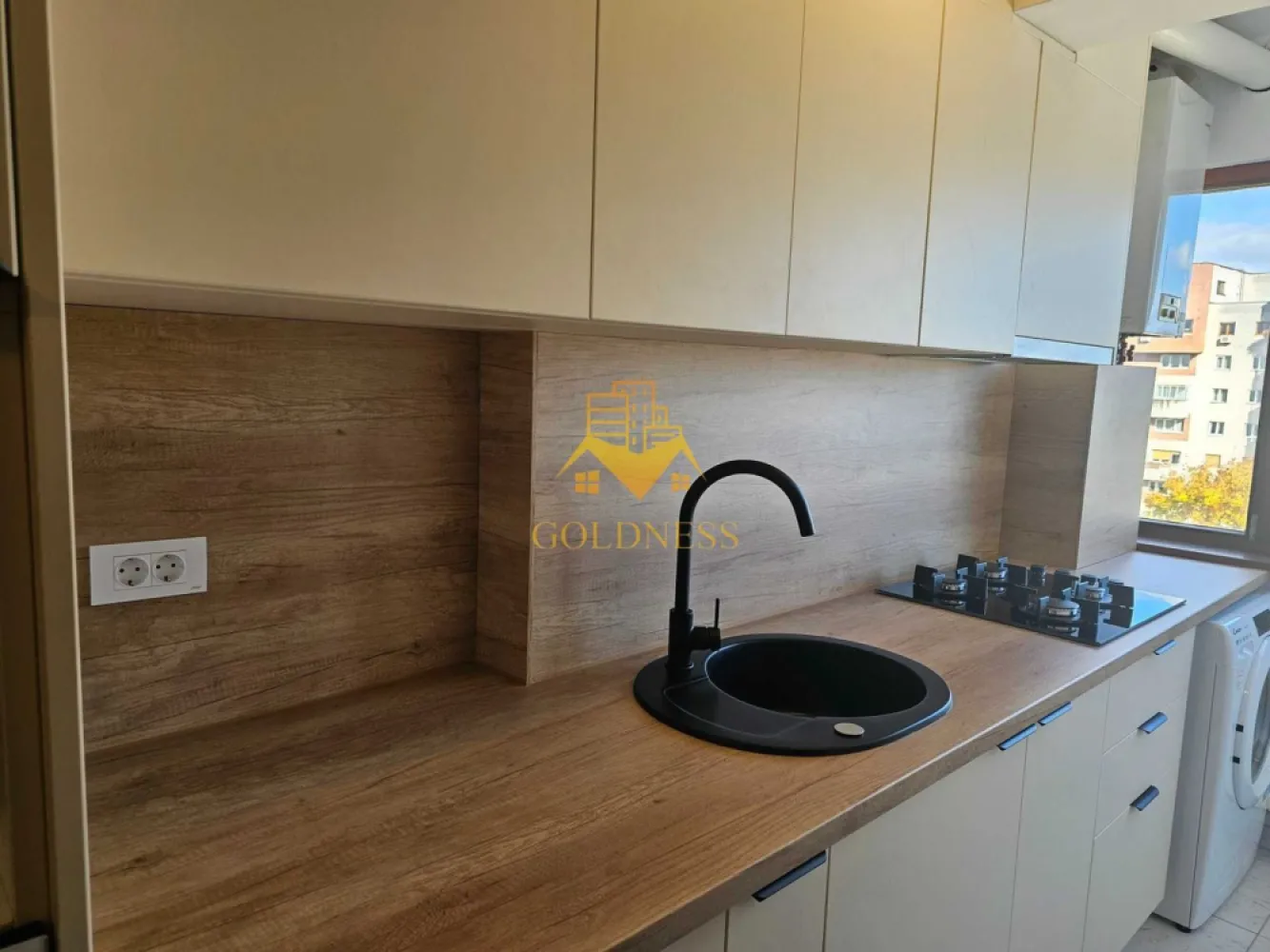 1 camera, SemiCentral, Facultatea de Drept, Nicolae Titulescu, Cipariu - GOLDNESS Imobiliare vă propune spre închiriere un apartament cu 1 camere complet mobilat și utilat, la etajul 6 într-un imobil de 8 etaje, SemiCentral, Zona Piața Cipariu, Facultatea de Drept la doar 5 minute de mers pe jos.

Se află în apropierea stațiilor de transport în comun, magazine, restaurante, spații verzi, farmacii, etc. 

Apartamentul este compartimentat astfel:
 - camera cu pat matrimonial, dressing, noptiere
 - bucătărie complet utilată și mobilată, loc de servit masa 
 - baie cu cada, calorifer port prosop și dulap pentru depozitare.

Imobilul este dotat cu toate cele necesare- centrală proprie, frigider, aragaz, hotă, mașină de spălat haine și vase, etc. 
La cerere se pot schimba anumite lucruri din apartament.

Dacă sunteți interesați de acest apartament și doriți să îl vizionați, dar și pentru alte oferte nu ezitați să ne contactați telefonic sau prin e-mail. Vă stăm la dispoziție!
Pentru intermediere se percepe un comision de 50% din prețul chiriei!