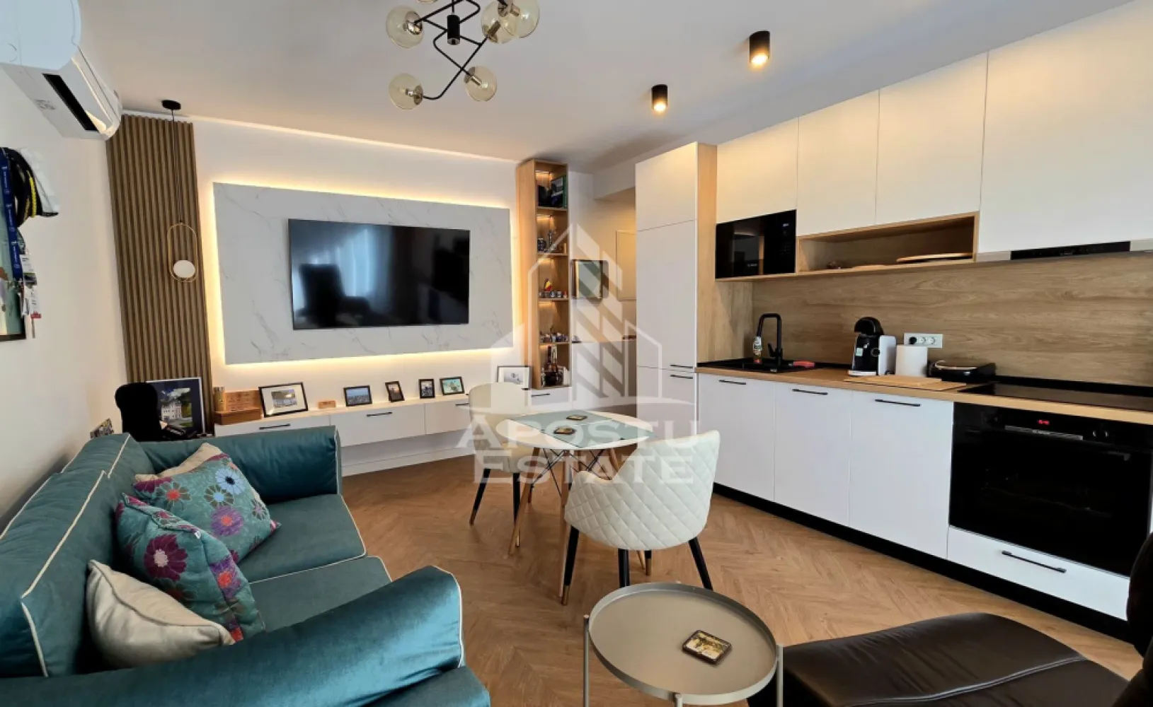 Apartament nou de vânzare,mobilat, cu 2 camere si gradina proprie, Ciarda Rosie - Apostu Estate va ofera spre vanzare un apartament nou, cu finisaje premium, complet mobilat si utilat, situat in zona Ciarda Rosie, Timisoara, judetul Timis.

Statie a mijloacelor de transport in comun la doat cateva minute distanta. Scoala Gimnaziala nr. 20 la aproximativ 1.5 km distanta, 
Continental, sens AEM (unde regasim numeroarse spatii comerciale) si Zone Cafe 2 Calea Urseni, la aproximativ 2 km.
Hornbach Timisoara Calea Buziasului - Mosnita Noua, la doar cateva minute de mes pe jos.

Apartamentul dispune de 42.2 mpu, o gradina proprie inchisa de 20 mp (cu acces din living), un loc de parcare acoperit, inscris in cartea funciara si o boxa de 3.4, pe parter, de asemenea inscrisa in cartea funciara.

Compartimentare: hol de acces, baie cu geam, dormitor luminos, living openspace cu bucataria si terasa, curtea proprie mobilata, cu acces din living.

Mobila din MDF, realizata la comanda. 
Electrocasnice Bosch: frigifer, masina de spalat rufe, masina de spalat vase, uscator de rufe, plita, cuptor, hota, televizoare in ambele camere.
Realizat integral cu ajutorul unui designer de interior.

Apartamentul se alfa la parterul inui imobil cu 3 etaje si beneficiaza de finisaje de inalta calitate:
- tamplarie PVC
- geamuri tripan
- parchet 12 mm trafic intens
- usi interioare cu toc dublu
- usa exterioara metalica securizata
- tencuiala mecanizata 
- pervaze din travertin
- obiecte sanitare Grohe
Constructie din caramida, interior - exterior. 

Confortul termic se realizeaza prin intermediul centralei proprii, incalzire prin pardosea si a unui aparat de aer conditionat Mitsubishi.

Oferim consultanta si solutii financiare prin intermediul colaboratorilor nostri, astfel incat tu sa poti deveni noul proprietar al acestui imobil.
Va asteptam cu drag la o vizionare!