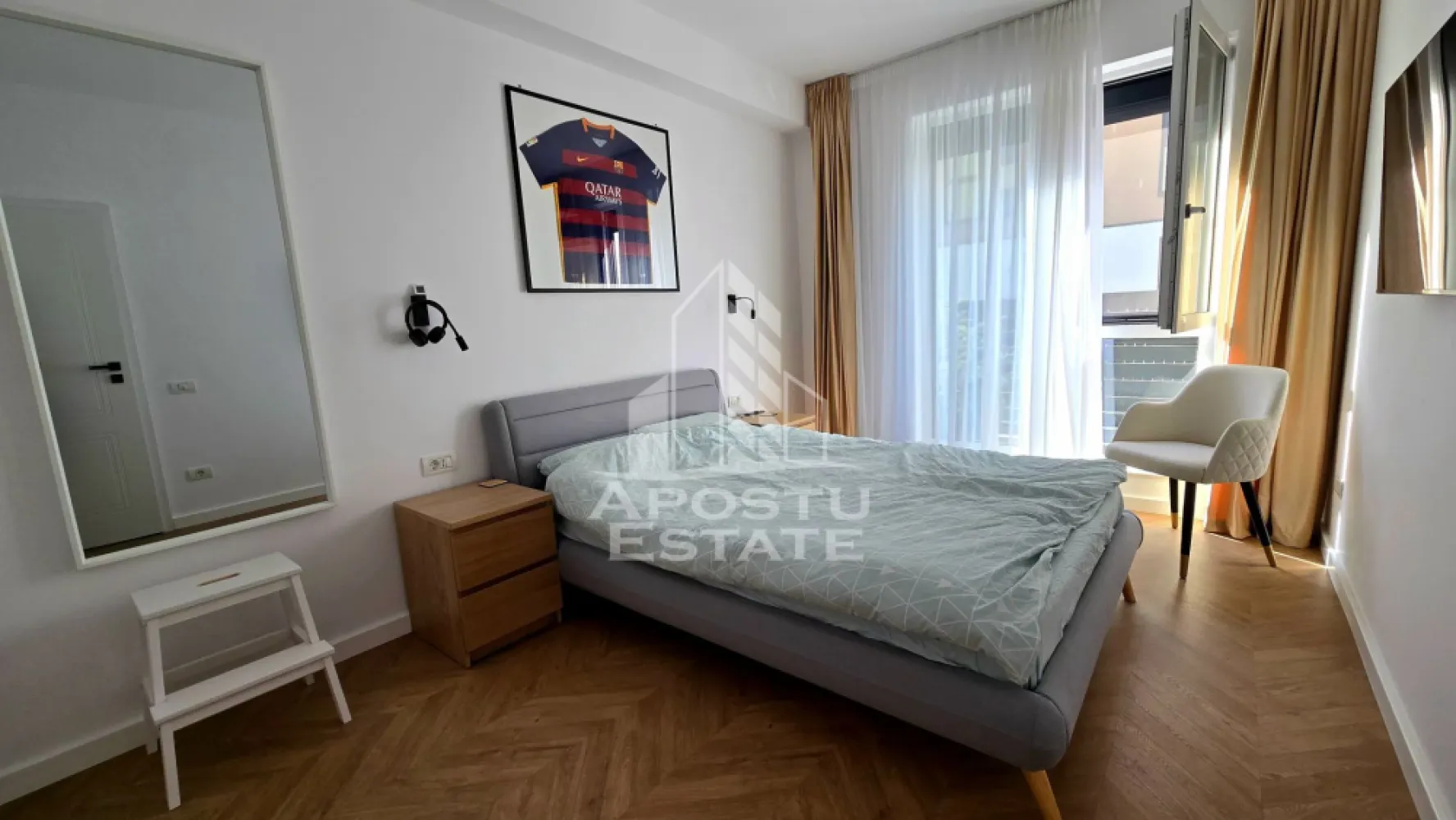 Apartament nou de vânzare,mobilat, cu 2 camere si gradina proprie, Ciarda Rosie - Apostu Estate va ofera spre vanzare un apartament nou, cu finisaje premium, complet mobilat si utilat, situat in zona Ciarda Rosie, Timisoara, judetul Timis.

Statie a mijloacelor de transport in comun la doat cateva minute distanta. Scoala Gimnaziala nr. 20 la aproximativ 1.5 km distanta, 
Continental, sens AEM (unde regasim numeroarse spatii comerciale) si Zone Cafe 2 Calea Urseni, la aproximativ 2 km.
Hornbach Timisoara Calea Buziasului - Mosnita Noua, la doar cateva minute de mes pe jos.

Apartamentul dispune de 42.2 mpu, o gradina proprie inchisa de 20 mp (cu acces din living), un loc de parcare acoperit, inscris in cartea funciara si o boxa de 3.4, pe parter, de asemenea inscrisa in cartea funciara.

Compartimentare: hol de acces, baie cu geam, dormitor luminos, living openspace cu bucataria si terasa, curtea proprie mobilata, cu acces din living.

Mobila din MDF, realizata la comanda. 
Electrocasnice Bosch: frigifer, masina de spalat rufe, masina de spalat vase, uscator de rufe, plita, cuptor, hota, televizoare in ambele camere.
Realizat integral cu ajutorul unui designer de interior.

Apartamentul se alfa la parterul inui imobil cu 3 etaje si beneficiaza de finisaje de inalta calitate:
- tamplarie PVC
- geamuri tripan
- parchet 12 mm trafic intens
- usi interioare cu toc dublu
- usa exterioara metalica securizata
- tencuiala mecanizata 
- pervaze din travertin
- obiecte sanitare Grohe
Constructie din caramida, interior - exterior. 

Confortul termic se realizeaza prin intermediul centralei proprii, incalzire prin pardosea si a unui aparat de aer conditionat Mitsubishi.

Oferim consultanta si solutii financiare prin intermediul colaboratorilor nostri, astfel incat tu sa poti deveni noul proprietar al acestui imobil.
Va asteptam cu drag la o vizionare!