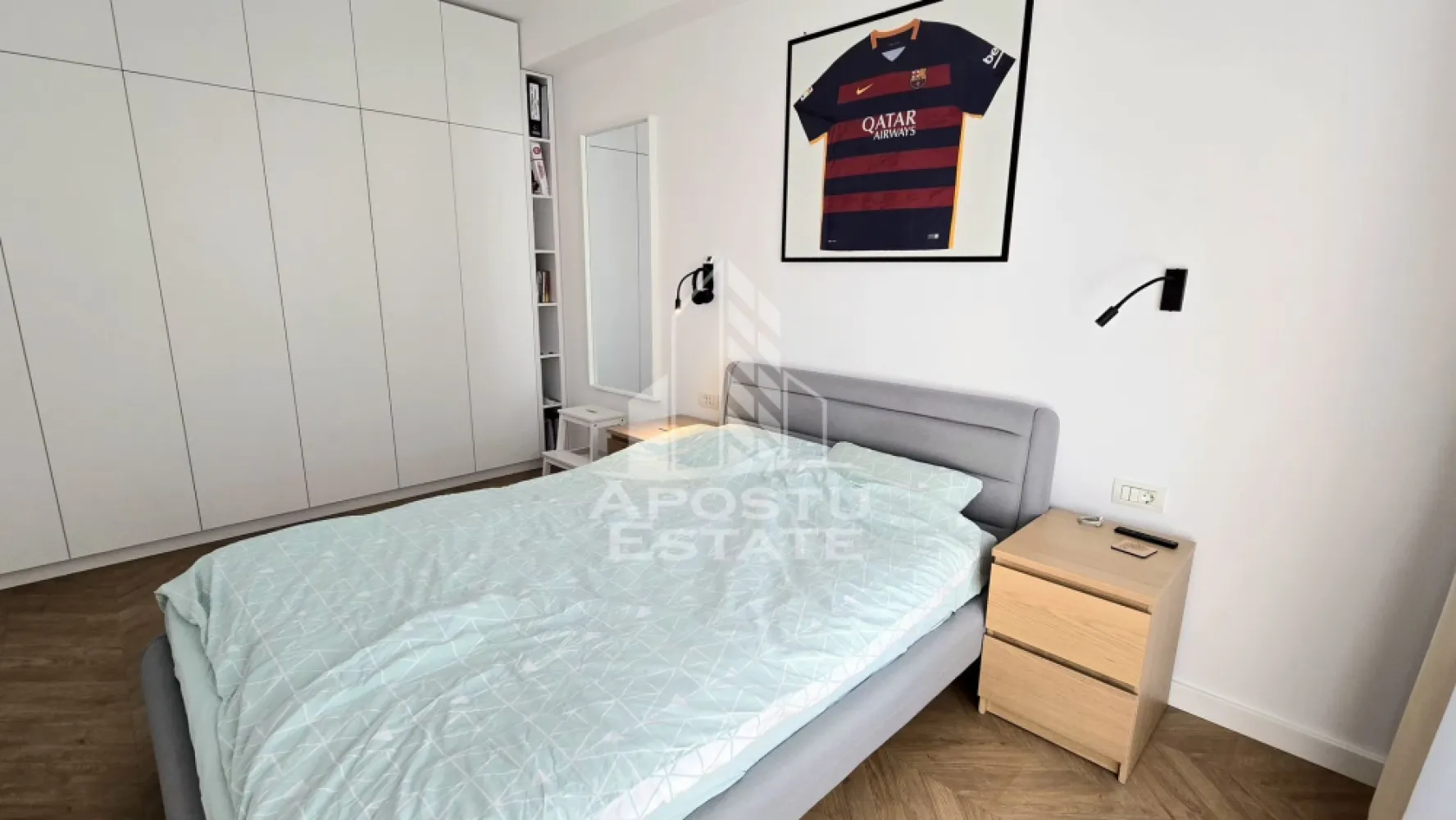 Apartament nou de vânzare,mobilat, cu 2 camere si gradina proprie, Ciarda Rosie - Apostu Estate va ofera spre vanzare un apartament nou, cu finisaje premium, complet mobilat si utilat, situat in zona Ciarda Rosie, Timisoara, judetul Timis.

Statie a mijloacelor de transport in comun la doat cateva minute distanta. Scoala Gimnaziala nr. 20 la aproximativ 1.5 km distanta, 
Continental, sens AEM (unde regasim numeroarse spatii comerciale) si Zone Cafe 2 Calea Urseni, la aproximativ 2 km.
Hornbach Timisoara Calea Buziasului - Mosnita Noua, la doar cateva minute de mes pe jos.

Apartamentul dispune de 42.2 mpu, o gradina proprie inchisa de 20 mp (cu acces din living), un loc de parcare acoperit, inscris in cartea funciara si o boxa de 3.4, pe parter, de asemenea inscrisa in cartea funciara.

Compartimentare: hol de acces, baie cu geam, dormitor luminos, living openspace cu bucataria si terasa, curtea proprie mobilata, cu acces din living.

Mobila din MDF, realizata la comanda. 
Electrocasnice Bosch: frigifer, masina de spalat rufe, masina de spalat vase, uscator de rufe, plita, cuptor, hota, televizoare in ambele camere.
Realizat integral cu ajutorul unui designer de interior.

Apartamentul se alfa la parterul inui imobil cu 3 etaje si beneficiaza de finisaje de inalta calitate:
- tamplarie PVC
- geamuri tripan
- parchet 12 mm trafic intens
- usi interioare cu toc dublu
- usa exterioara metalica securizata
- tencuiala mecanizata 
- pervaze din travertin
- obiecte sanitare Grohe
Constructie din caramida, interior - exterior. 

Confortul termic se realizeaza prin intermediul centralei proprii, incalzire prin pardosea si a unui aparat de aer conditionat Mitsubishi.

Oferim consultanta si solutii financiare prin intermediul colaboratorilor nostri, astfel incat tu sa poti deveni noul proprietar al acestui imobil.
Va asteptam cu drag la o vizionare!