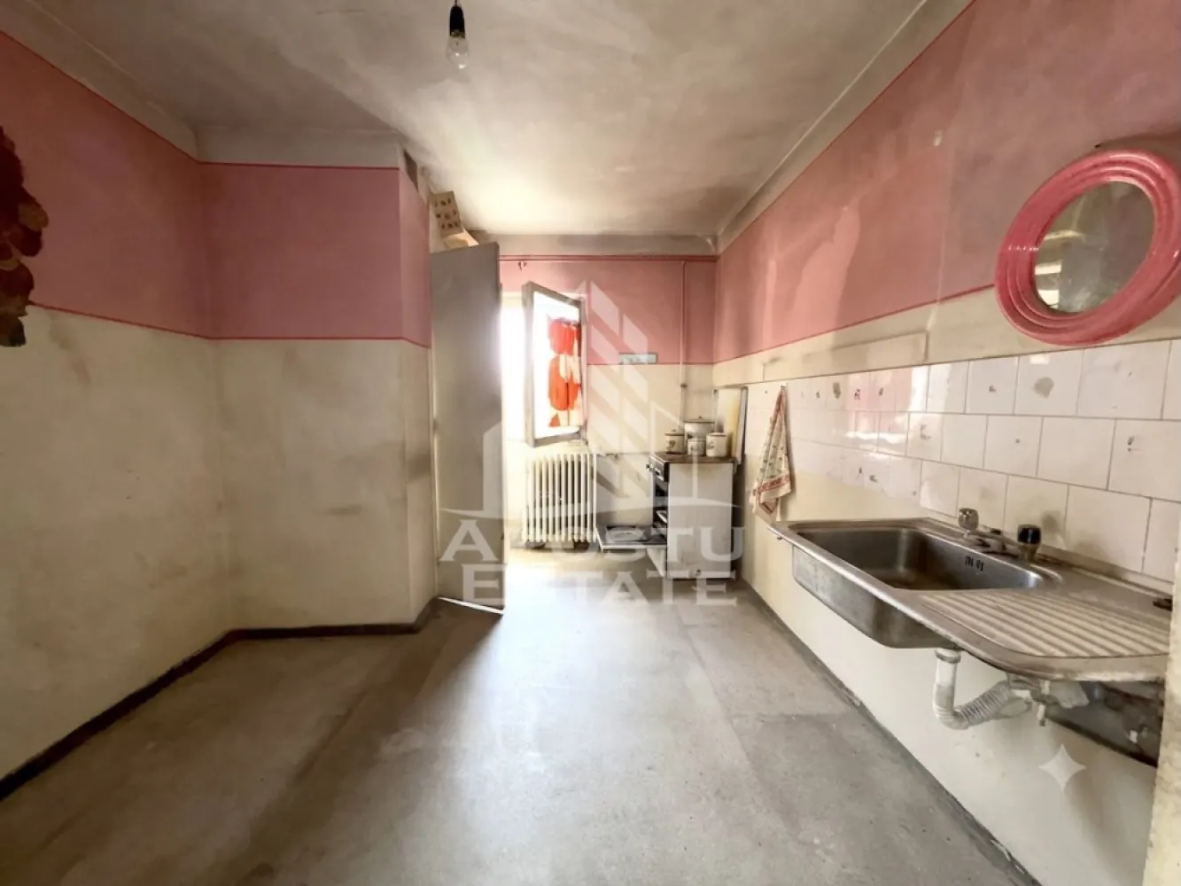 Apartament 3 camere de vanzare, 2 bai, zona Soarelui, Timisoara - Agentia imobiliara APOSTU ESTATE va propune spre vanzare un apartament cu 3 camere, decomandat, confort 1, localizat in judetul Timis, Timisoara, zona Soarelui. 
Apartamentul este situat la etajul 4 si are o suprafata de 67 mp.
Compartimentare: 
- Hol de acces
- Bucatarie 
- Living 
- 2 Dormitoare
- Baie
- Balcon 
Confortul termic este realizat prin intermediul termoficarii (posibilitate montare centrala proprie). 
Zona foarte linistita cu numeroase facilitati si puncte de interes precum: acces rapid si usor la mijloacele de transport in comun, parcare amenajata langa bloc, magazine si supermarket-uri in apropiere, farmacii, institutii de invatamant, Scoala Gimnaziala nr. 30, restaurante, baruri, cafenele si multe altele.
 Agentia imobiliara Apostu Estate va ofera consultanta bancara gratuita prin intermediul colaboratorilor nostri pentru alegerea celui mai potrivit tip de credit, astfel incat tu sa devi noul proprietar al acestui apartament. Va asteptam cu drag la o vizionare chiar si astazi! ID intern: CP3198062.