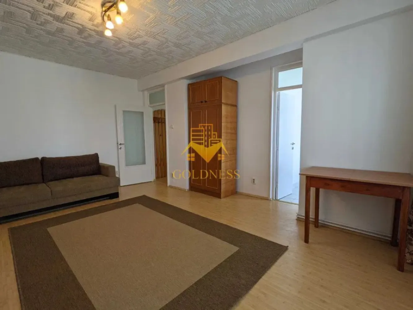 1 camera, Parcul Rozelor, Supeco, Plopilor, Carrefour, OMV - GOLDNESS Imobiliare vă propune spre închiriere un apartament cu o camera complet mobilat și utilat, la etajul 4 într-un imobil de 8 etaje, în Cartierul Plopilor .
Posibilitate de parcare in zona!
Se află în apropierea stațiilor de transport în comun, magazine, restaurante, spații verzi, farmacii, etc. 

Apartamentul este compartimentat astfel:
 - dormitor cu canapea extensibila, dressing si un dulap
 - bucatarie complet utilată și mobilată, loc de servit masa 
 - baie cu cada, calorifer port prosop și dulap pentru depozitare.
 - balcon 8 mp 

Imobilul este dotat cu toate cele necesare- centrală proprie, frigider, aragaz, hotă, mașină de spălat haine, etc. 

Dacă sunteți interesați de acest apartament și doriți să îl vizionați, dar și pentru alte oferte nu ezitați să ne contactați telefonic sau prin e-mail. Vă stăm la dispoziție!
Pentru intermediere se percepe un comision de 50% din prețul chiriei!