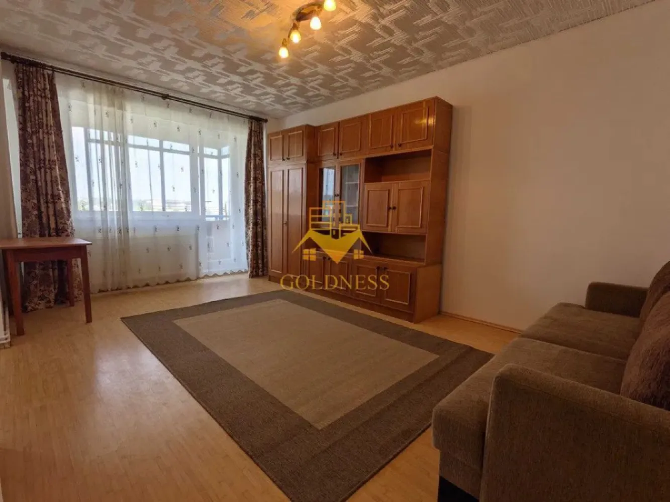 1 camera, Parcul Rozelor, Supeco, Plopilor, Carrefour, OMV - GOLDNESS Imobiliare vă propune spre închiriere un apartament cu o camera complet mobilat și utilat, la etajul 4 într-un imobil de 8 etaje, în Cartierul Plopilor .
Posibilitate de parcare in zona!
Se află în apropierea stațiilor de transport în comun, magazine, restaurante, spații verzi, farmacii, etc. 

Apartamentul este compartimentat astfel:
 - dormitor cu canapea extensibila, dressing si un dulap
 - bucatarie complet utilată și mobilată, loc de servit masa 
 - baie cu cada, calorifer port prosop și dulap pentru depozitare.
 - balcon 8 mp 

Imobilul este dotat cu toate cele necesare- centrală proprie, frigider, aragaz, hotă, mașină de spălat haine, etc. 

Dacă sunteți interesați de acest apartament și doriți să îl vizionați, dar și pentru alte oferte nu ezitați să ne contactați telefonic sau prin e-mail. Vă stăm la dispoziție!
Pentru intermediere se percepe un comision de 50% din prețul chiriei!