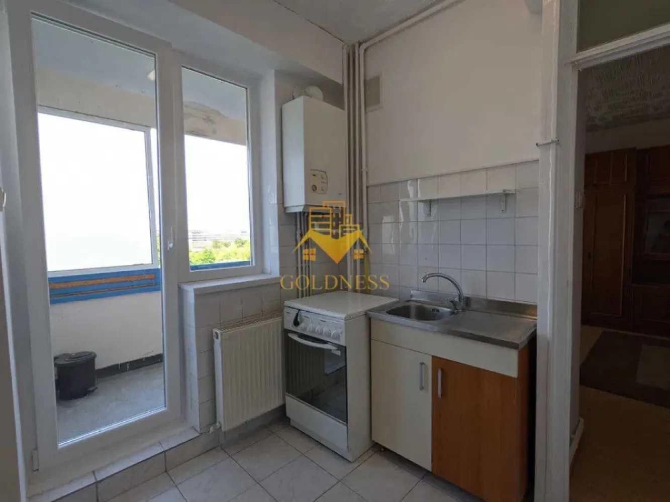 1 camera, Parcul Rozelor, Supeco, Plopilor, Carrefour, OMV - GOLDNESS Imobiliare vă propune spre închiriere un apartament cu o camera complet mobilat și utilat, la etajul 4 într-un imobil de 8 etaje, în Cartierul Plopilor .
Posibilitate de parcare in zona!
Se află în apropierea stațiilor de transport în comun, magazine, restaurante, spații verzi, farmacii, etc. 

Apartamentul este compartimentat astfel:
 - dormitor cu canapea extensibila, dressing si un dulap
 - bucatarie complet utilată și mobilată, loc de servit masa 
 - baie cu cada, calorifer port prosop și dulap pentru depozitare.
 - balcon 8 mp 

Imobilul este dotat cu toate cele necesare- centrală proprie, frigider, aragaz, hotă, mașină de spălat haine, etc. 

Dacă sunteți interesați de acest apartament și doriți să îl vizionați, dar și pentru alte oferte nu ezitați să ne contactați telefonic sau prin e-mail. Vă stăm la dispoziție!
Pentru intermediere se percepe un comision de 50% din prețul chiriei!