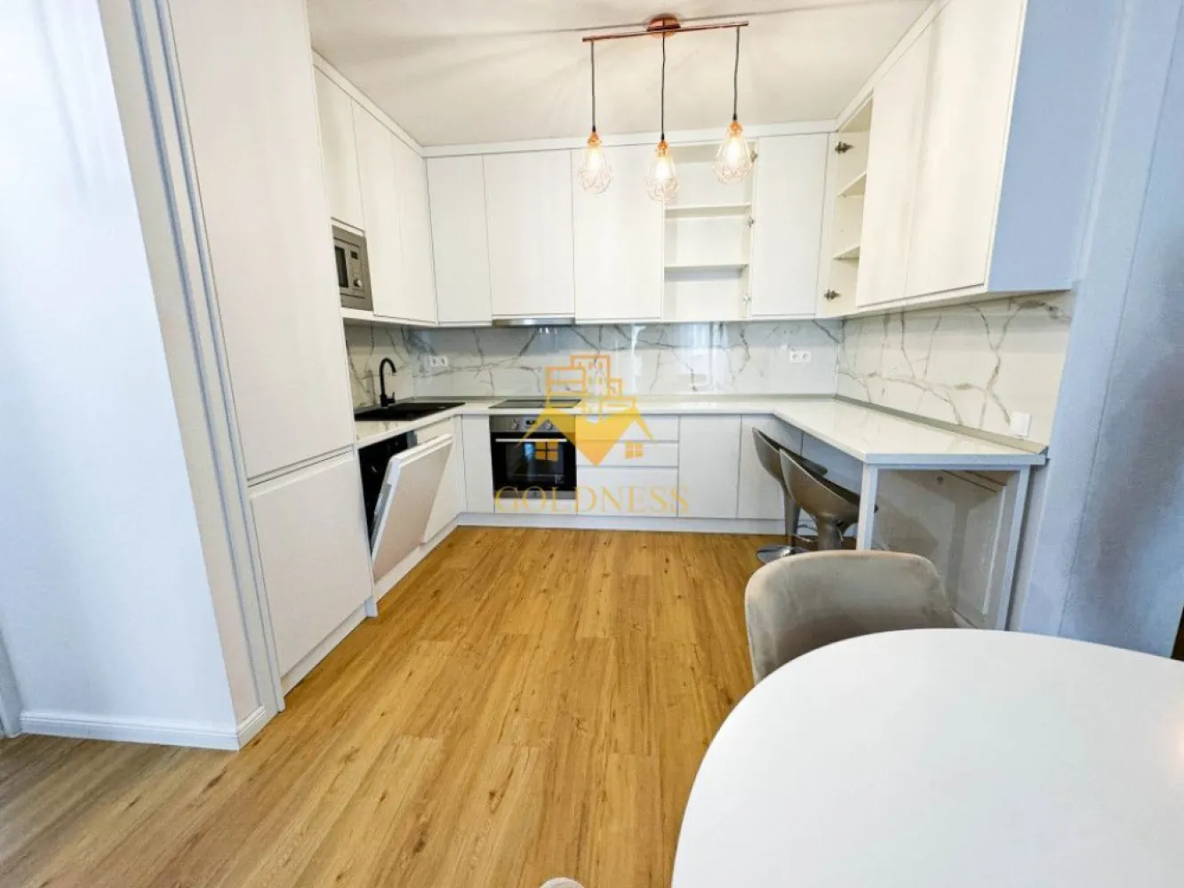 2 camere, modern, Zorilor, zona LIDL, totul nou, Scala Frunzisului - GOLDNESS Imobiliare vă propune spre închiriere un apartament cu 2 camere complet mobilat și utilat, la parter într-un imobil de 10 etaje, în cartierul Zorilor. Apartamentul este compartimentat astfel: - dormitor cu pat matrimonial, dulap pentru haine, noptiere - living cu bucatarie open-space complet utilată, canapea extensibla, loc de servit masa - baie cu cabina de dus, calorifer port prosop inox și dulap pentru depozitare. - balcon de 10 mp. Imobilul este dotat cu toate cele necesare- centrală proprie, mașină de spălat haine, frigider, plită electrică, hotă, TV, etc. Se află în apropierea stațiilor de transport în comun, magazine, restaurante, spații verzi, farmacii, etc. Dispune de parcare subterana proprie ! Dacă sunteți interesați de acest apartament și doriți să îl vizionați, dar și pentru alte oferte sau detalii nu ezitați să ne contactați telefonic sau prin e-mail - goldnessimobiliare@gmail.com. Vă stăm la dispoziție! Pentru intermediere se percepe un comision de 50% din prețul chiriei! }}